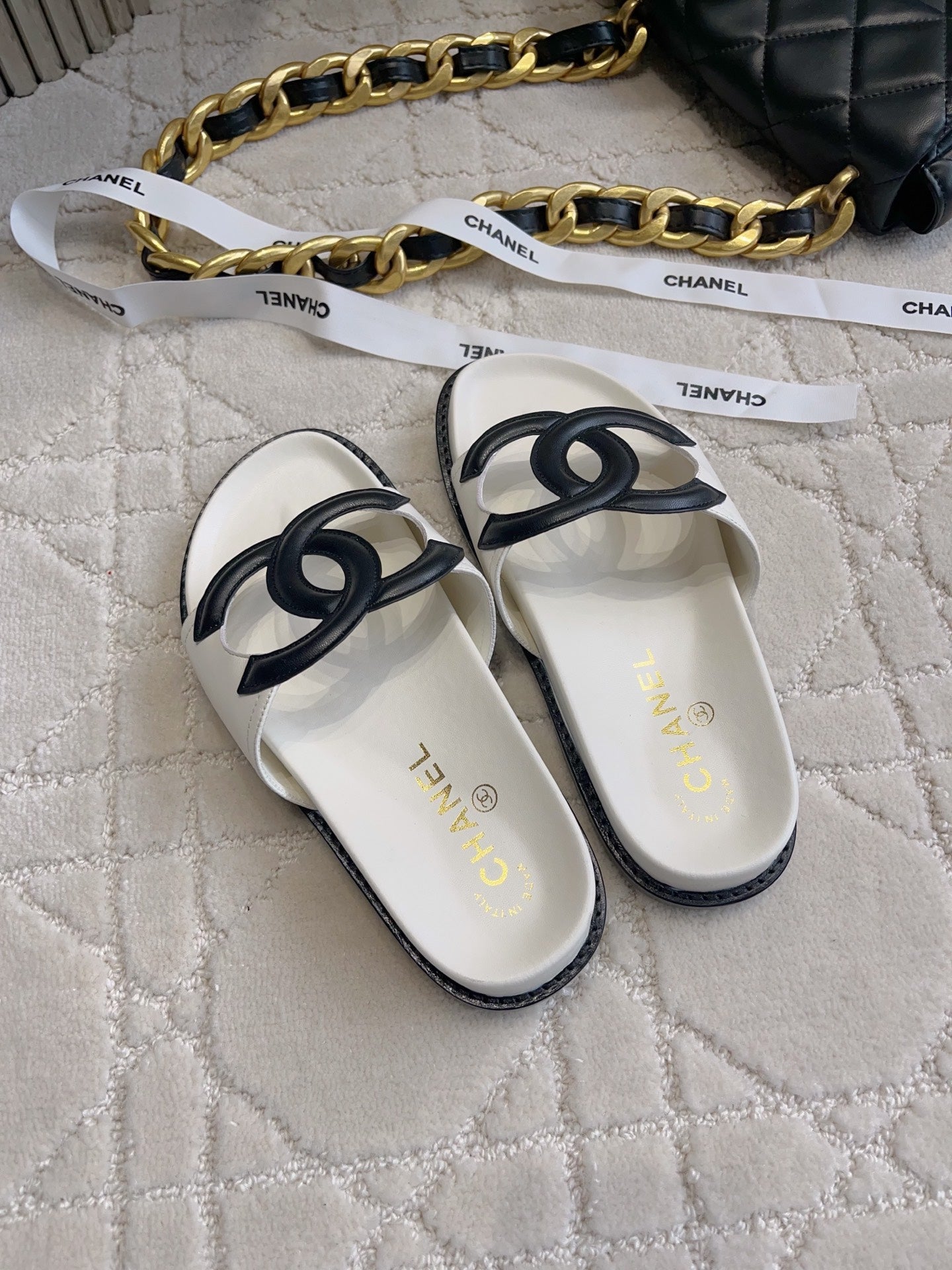 CC Logo Slide White Lambskin 723799