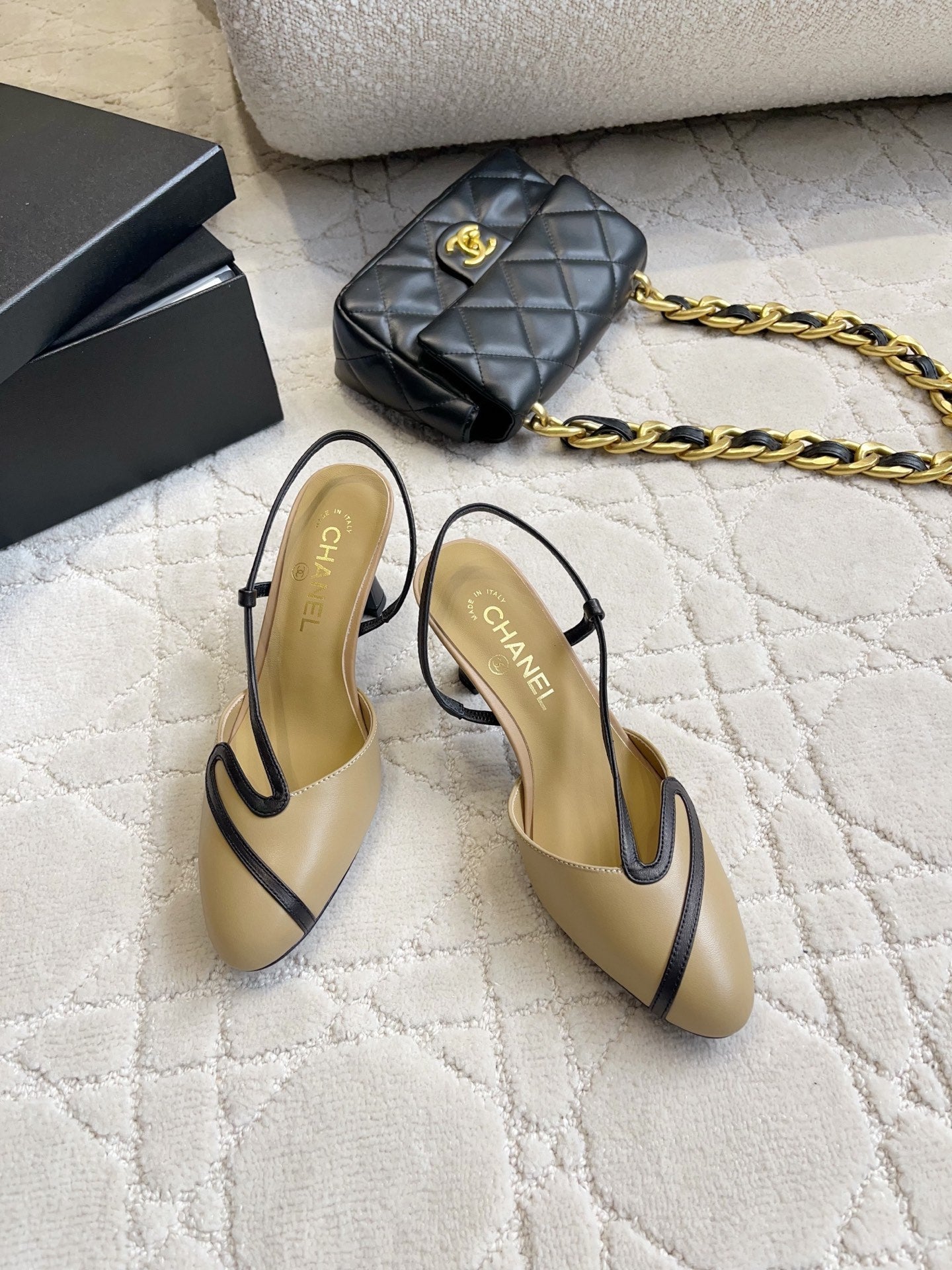 CC Métiers d’art 2026 Slingback 7.5cm Beige Black Lambskin 808101