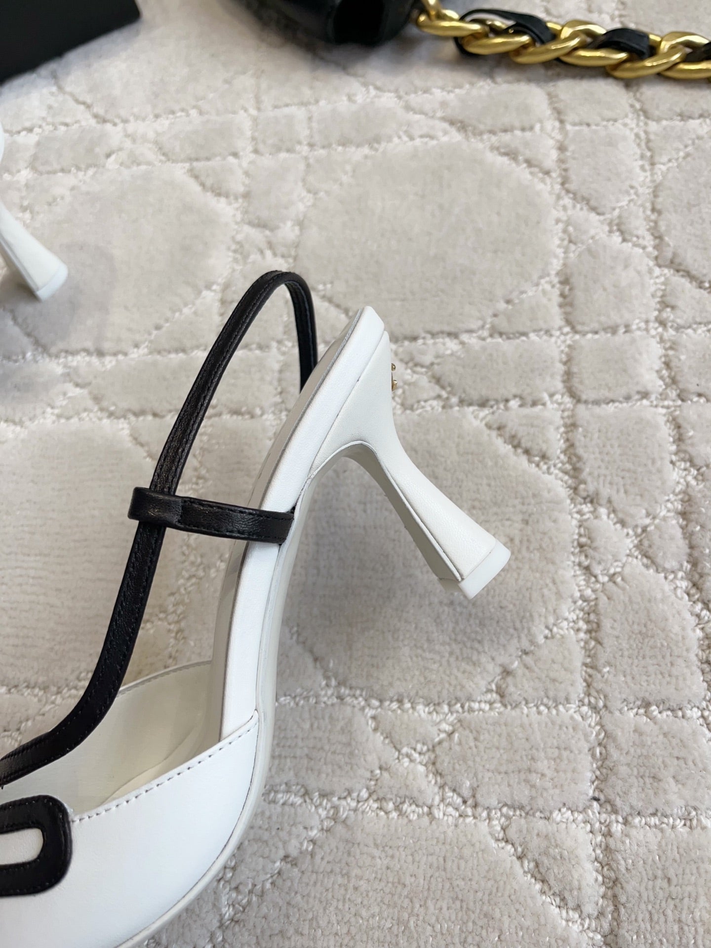 CC Métiers d’art 2026 Slingback 7.5cm White Black Lambskin 808102