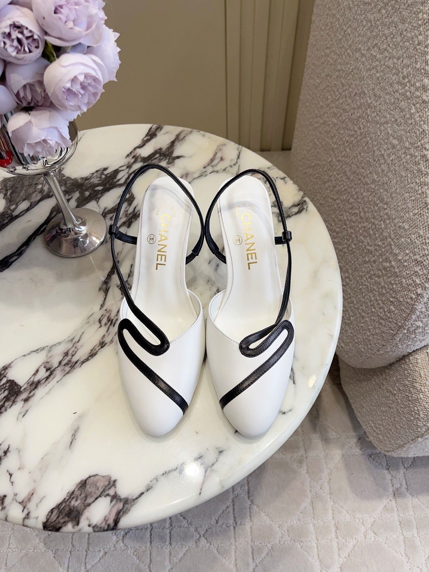 CC Métiers d’art 2026 Slingback 7.5cm White Black Lambskin 808102