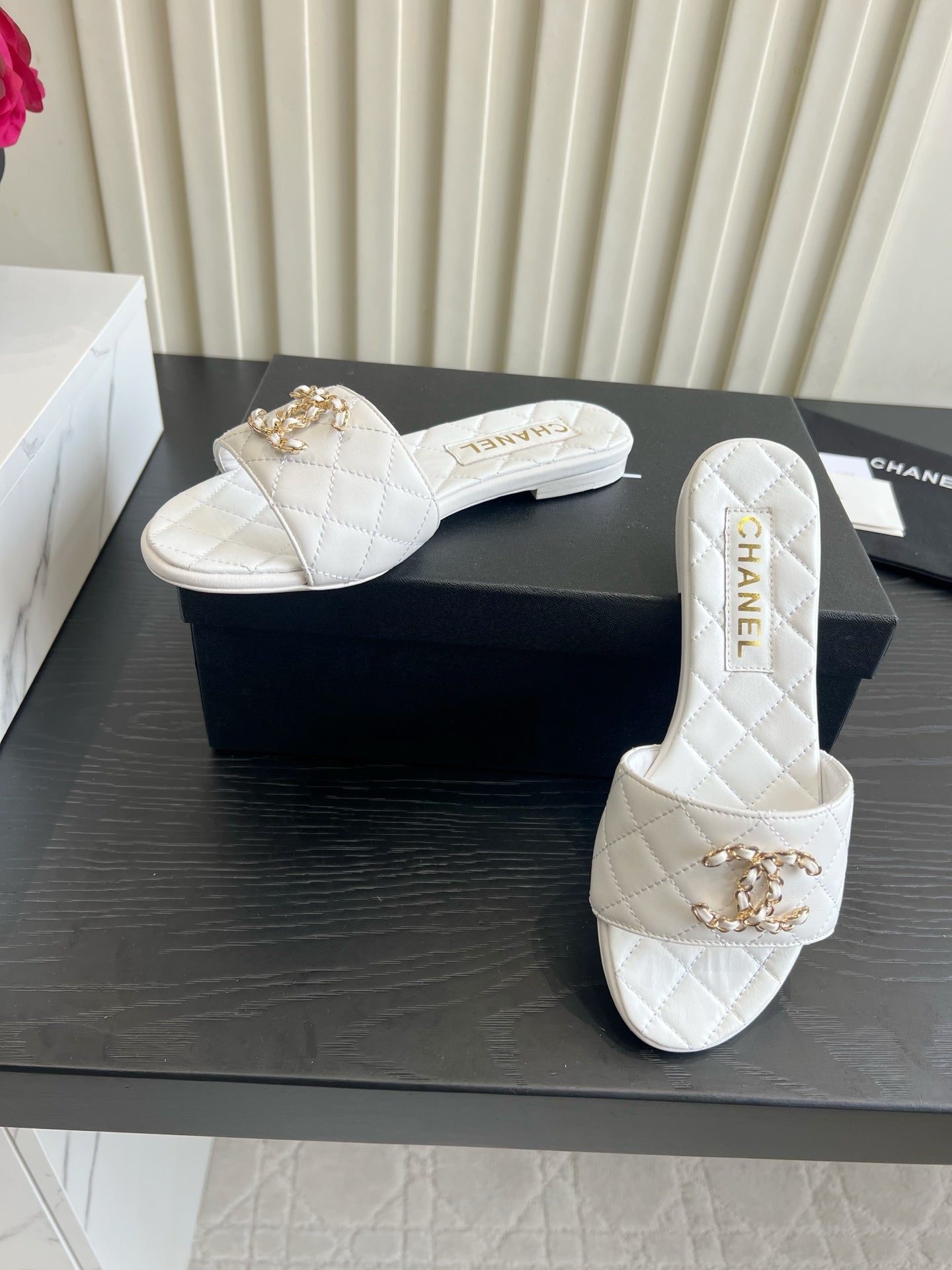 CC 26s Flat Sandals White Quited Leather 906220