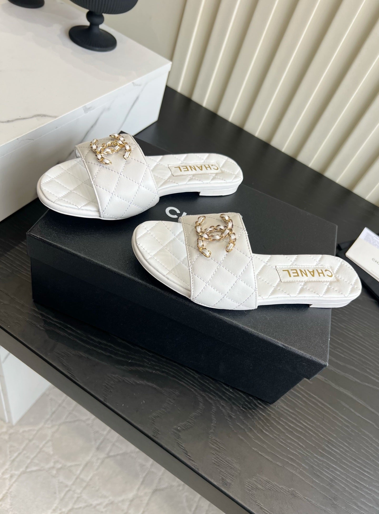 CC 26s Flat Sandals White Quited Leather 906220