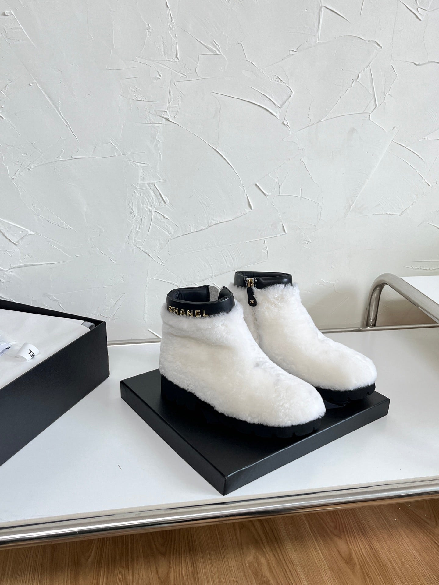 CC Interlocking CC Logo Boots White Shearling Black Leather 543112