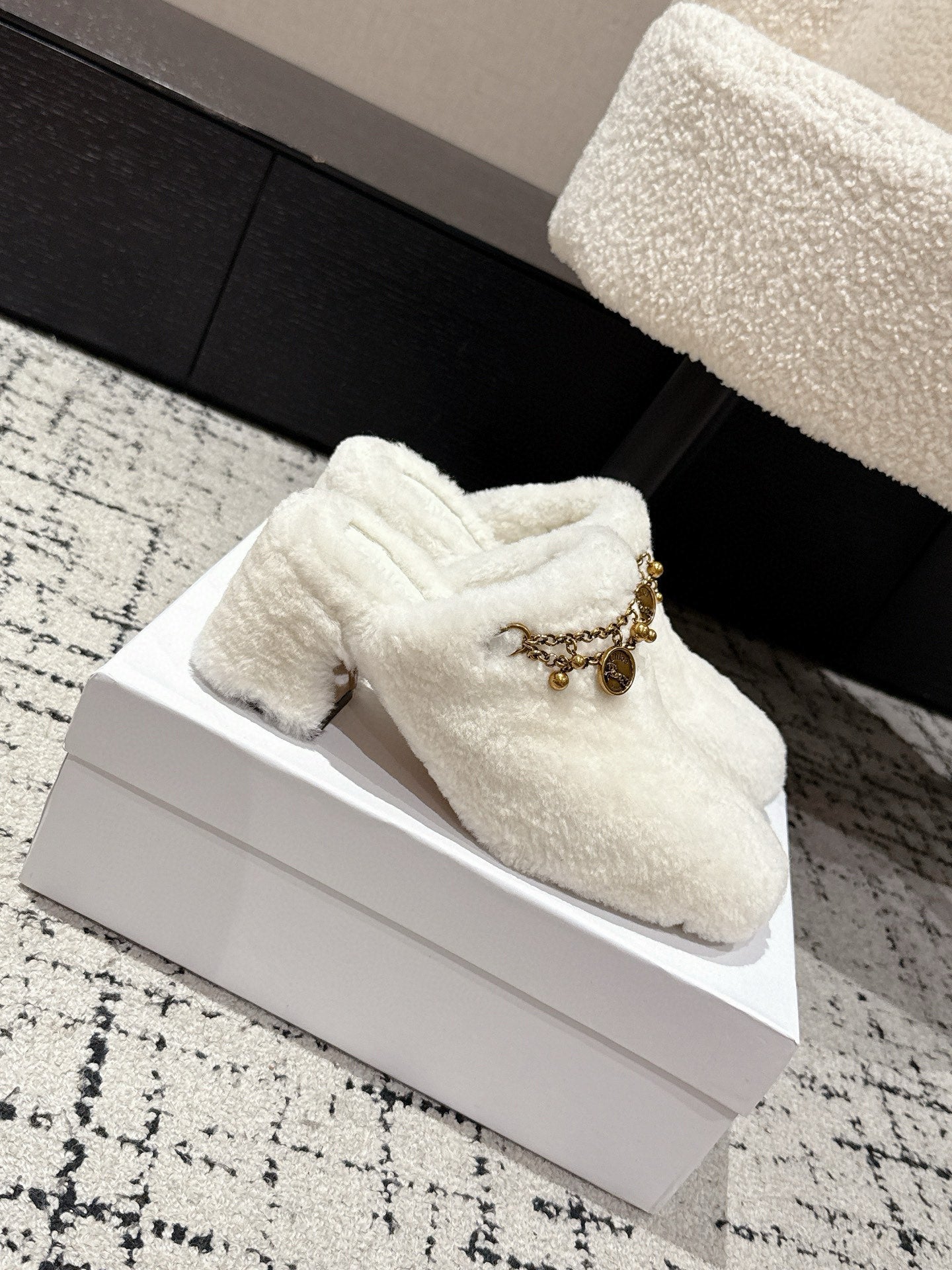 Chloe Covered Fur Slippers White Wool 514328