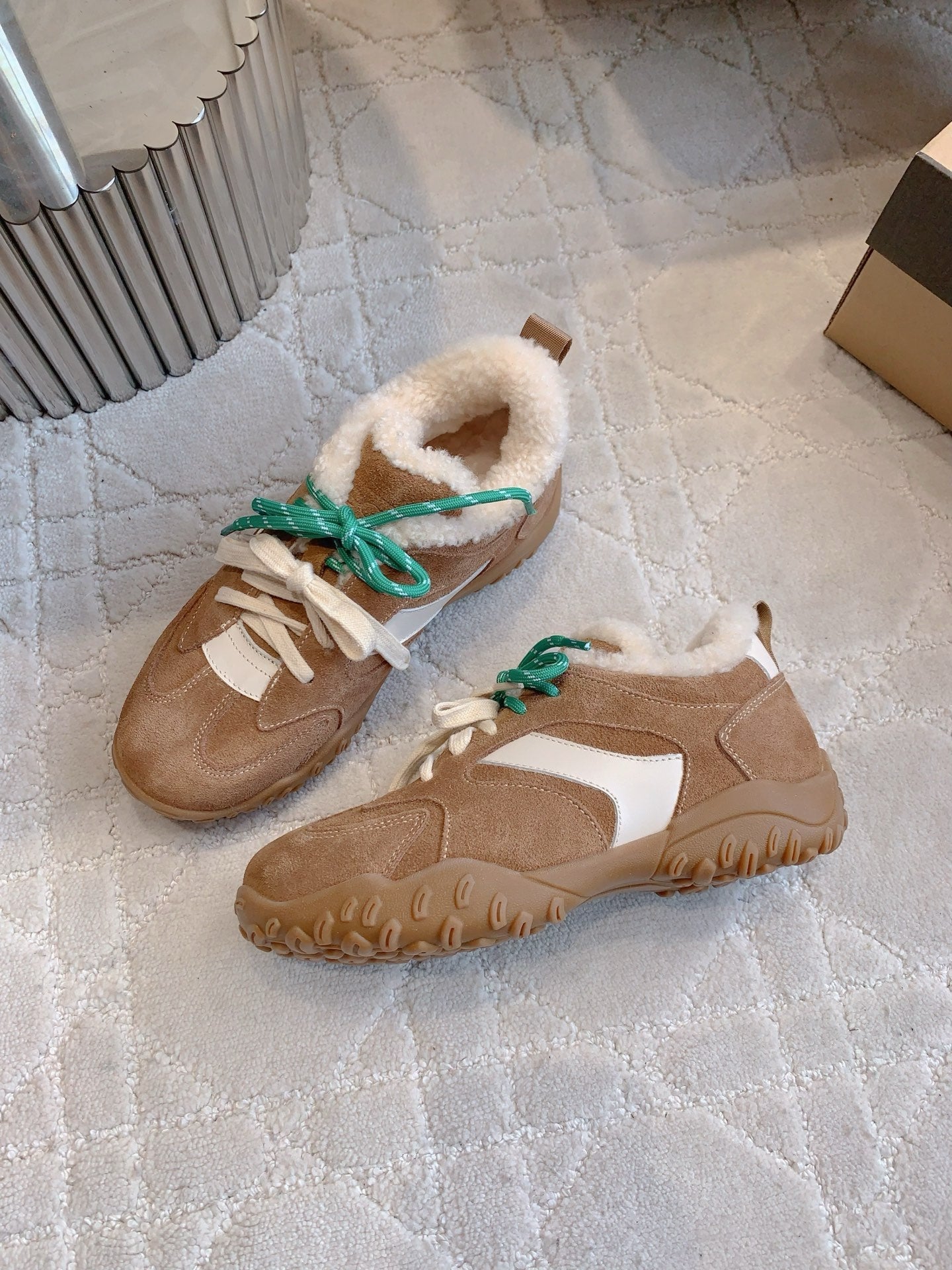 UGG Lanxuryee Cow Sneaker Brown Suede Shearling Lining 516901