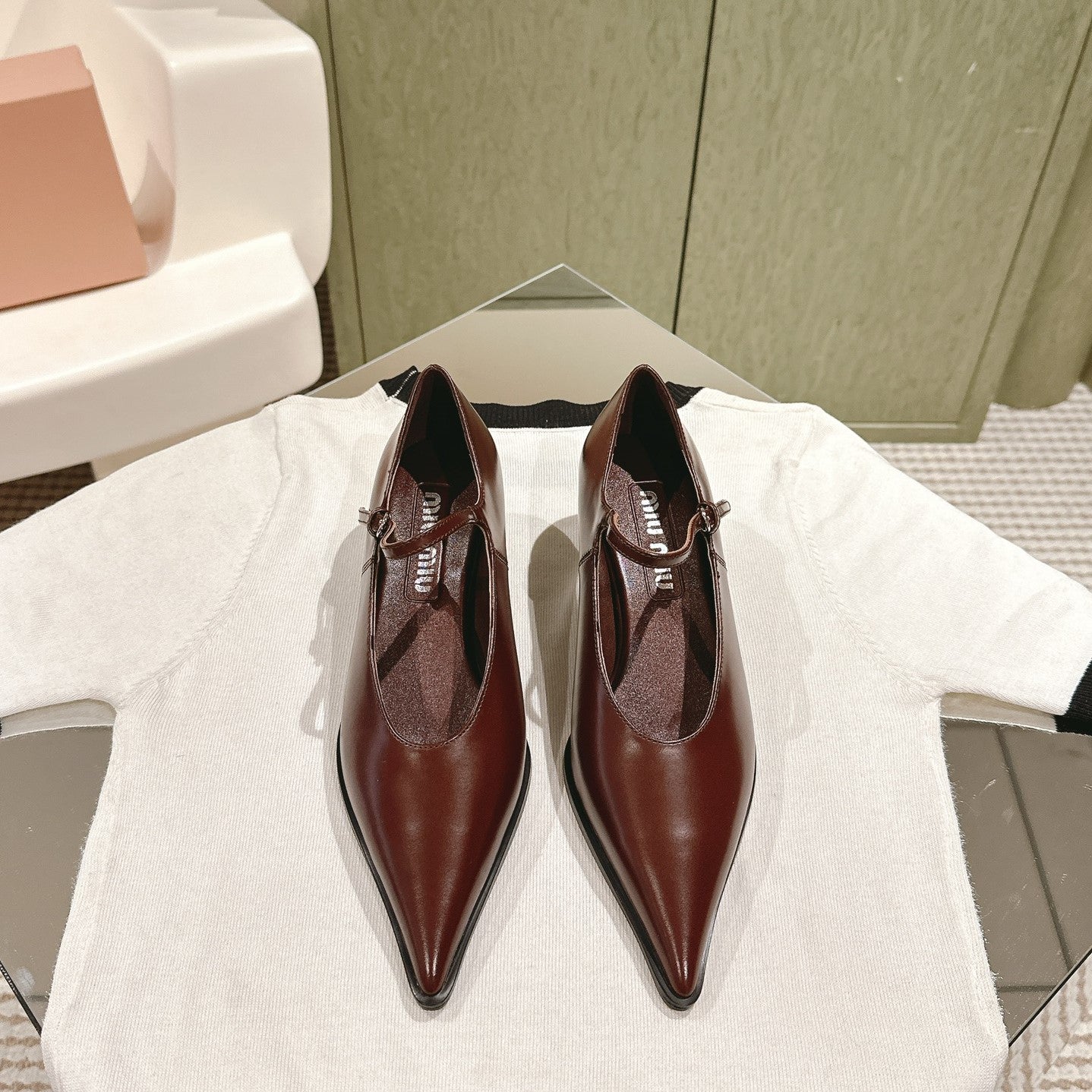 Miu×𝐵𝑎𝑙𝑎𝑛𝑐 Singback 55mm Chocolate Cowhide 445531