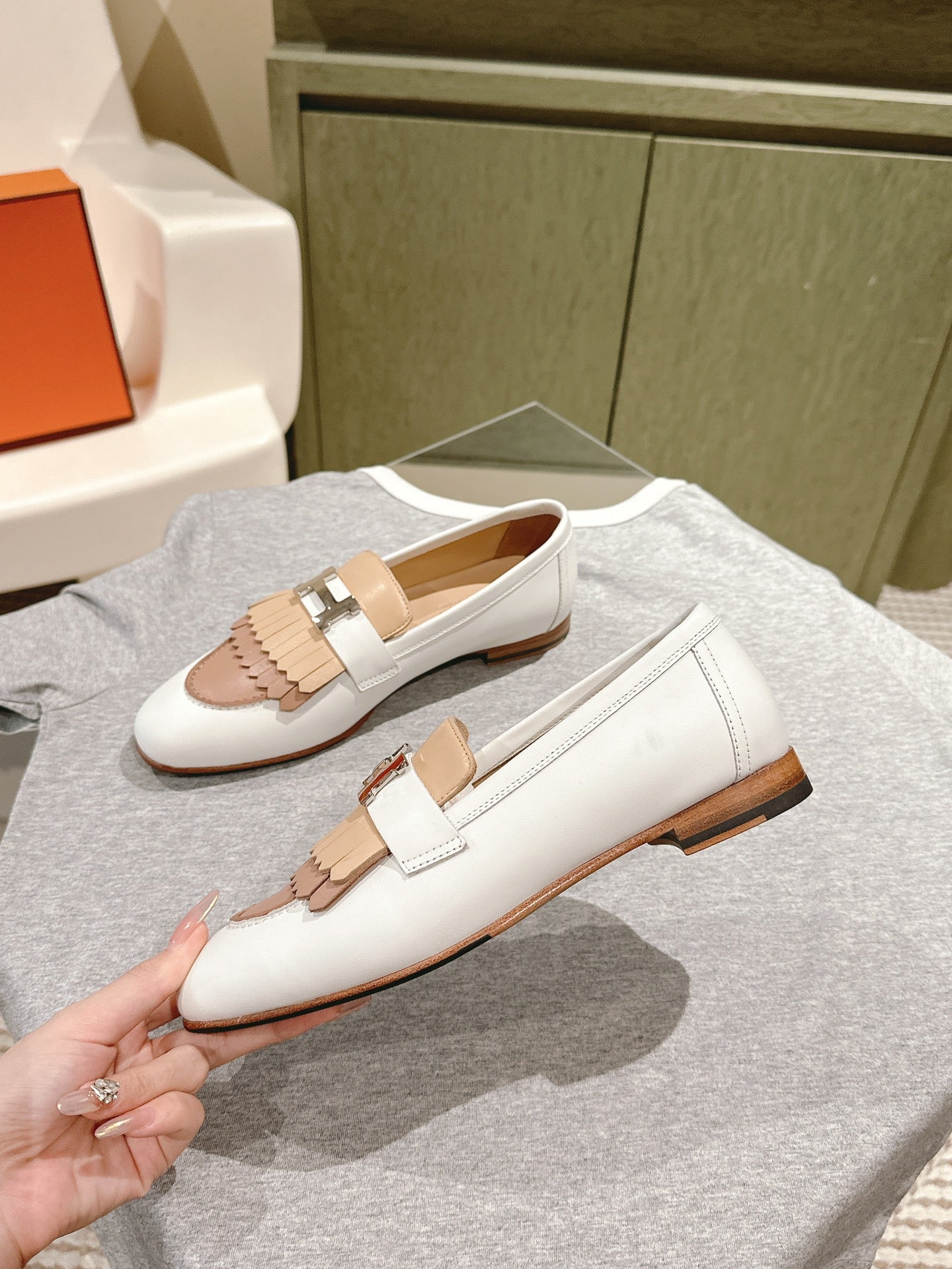 HM Mocassins Royal Loafers White Beige Sheepskin 445010