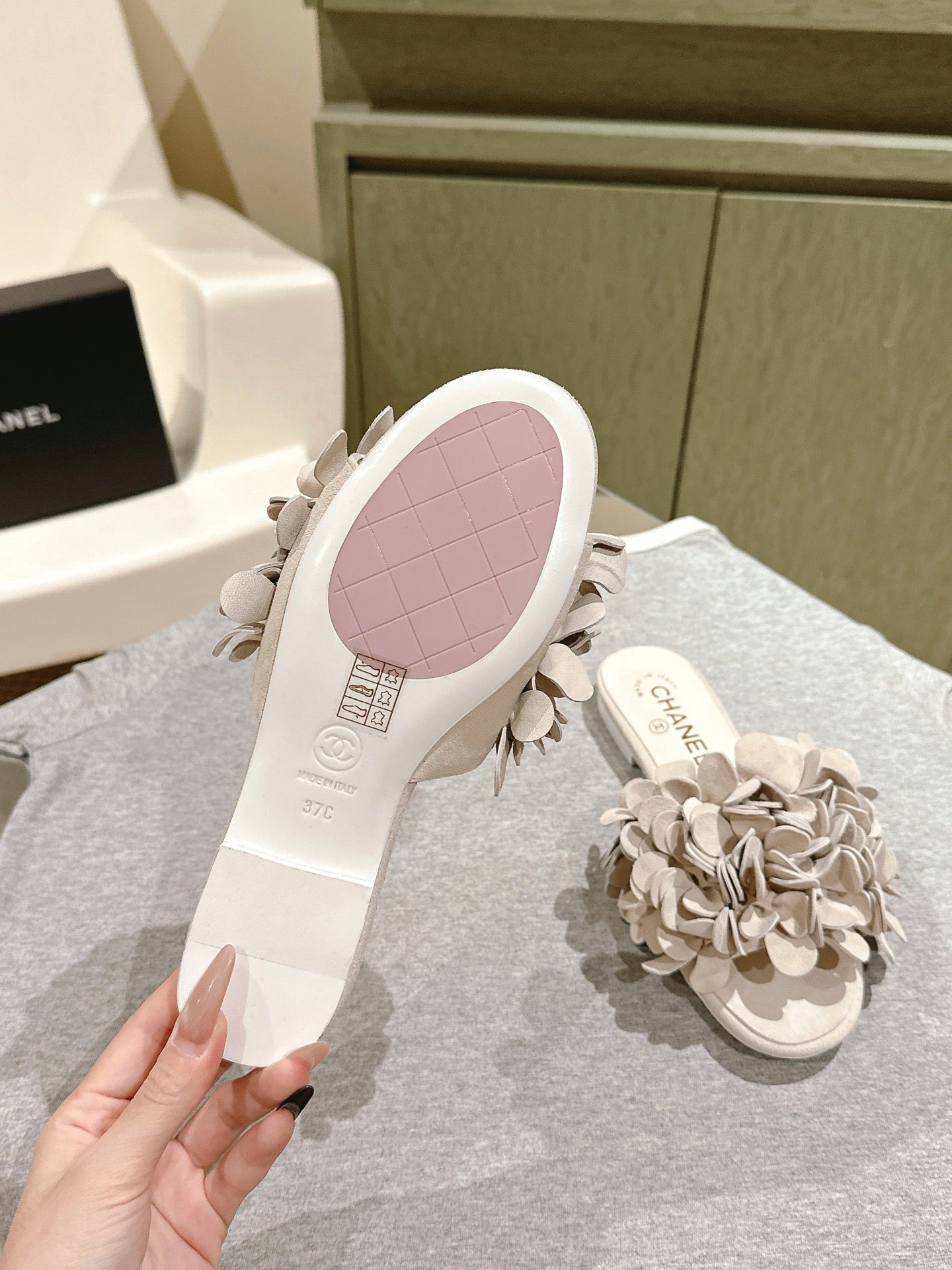 CC Floral Slide Flat Light Taupe Suede Cowhide 454280