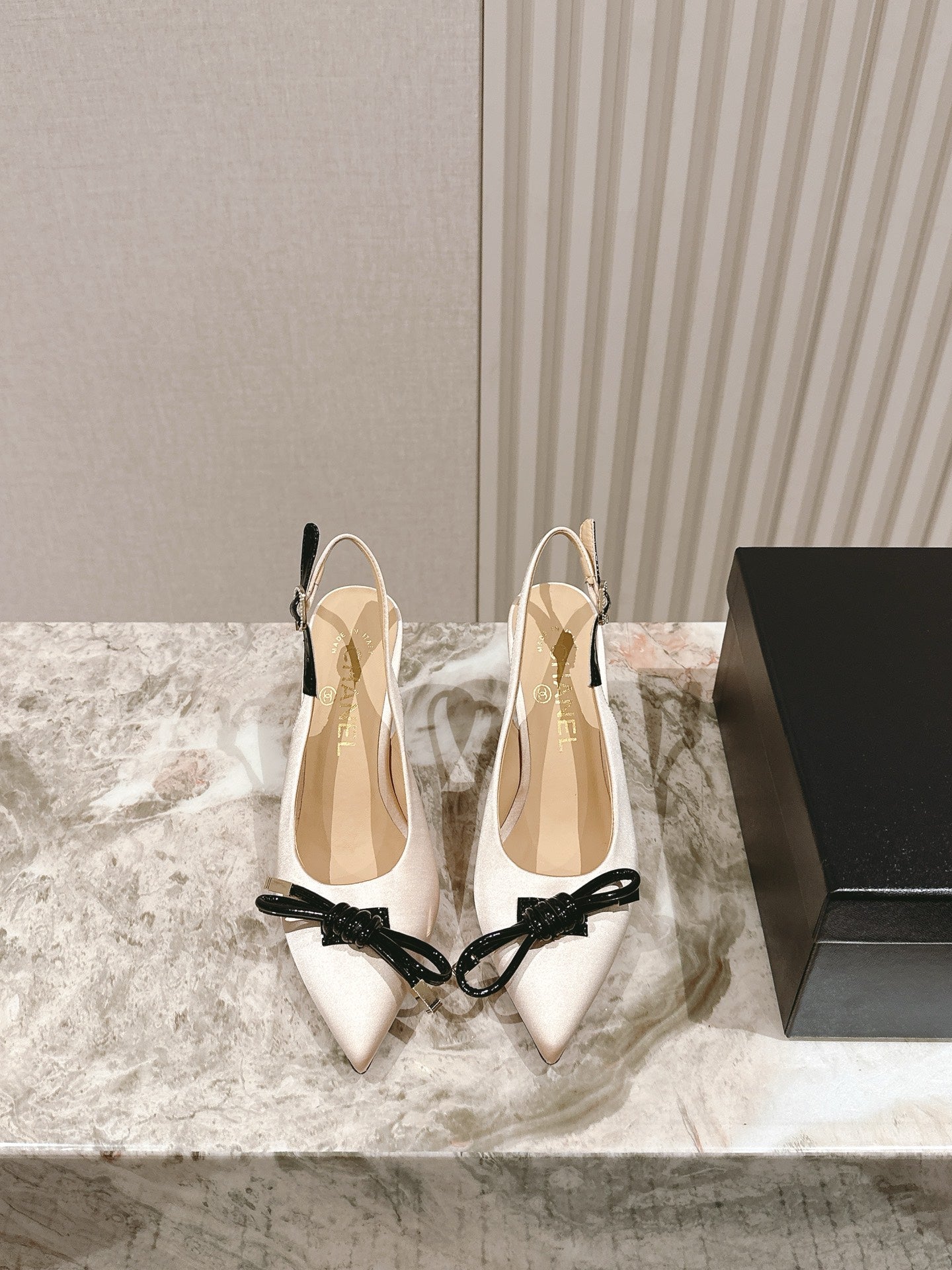CC 25ss Bow Tie Slingbacks 85mm Beige Satin & Patent Leather 447413