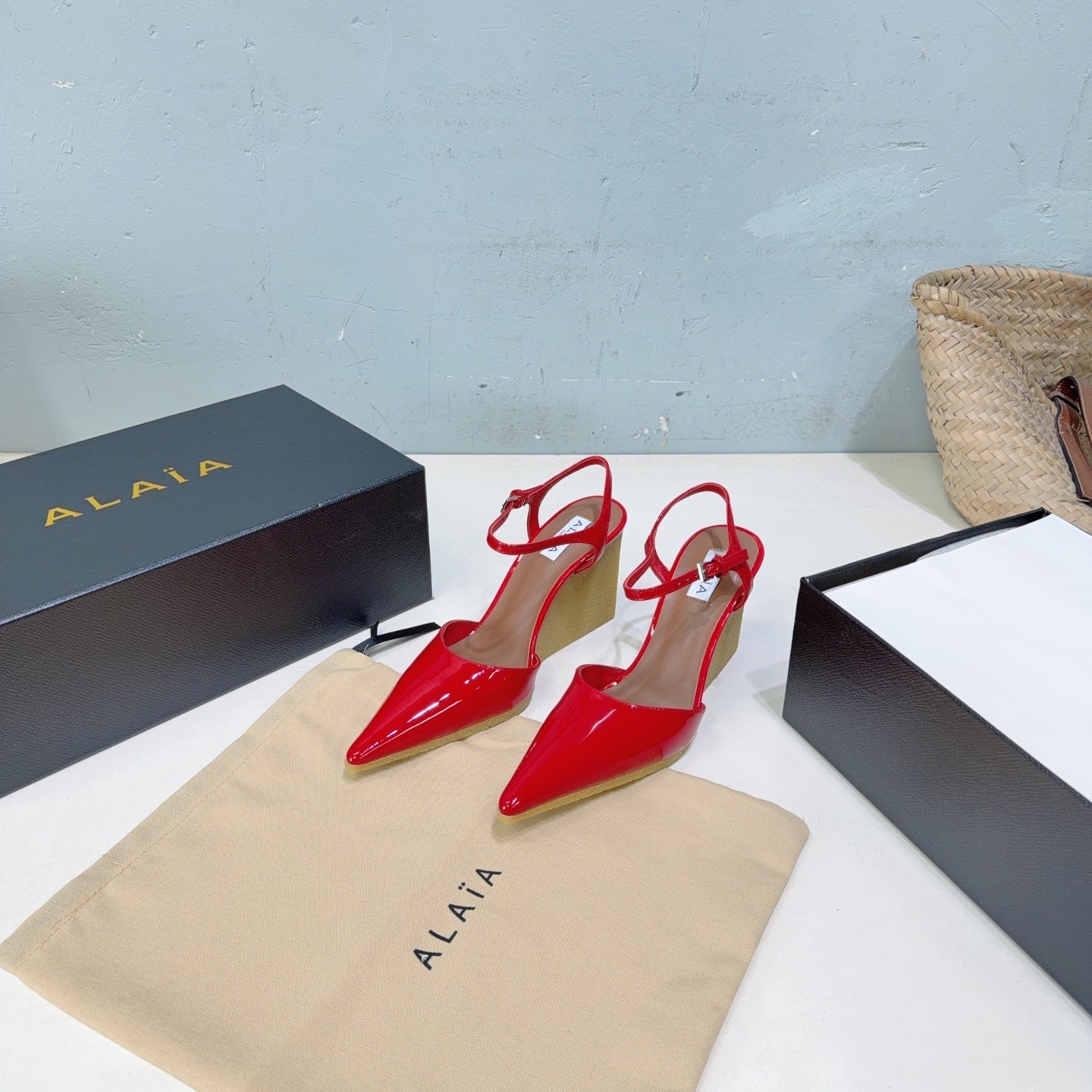 Alaia Wedge Pumps 10cm Beige Patent Leather 674287