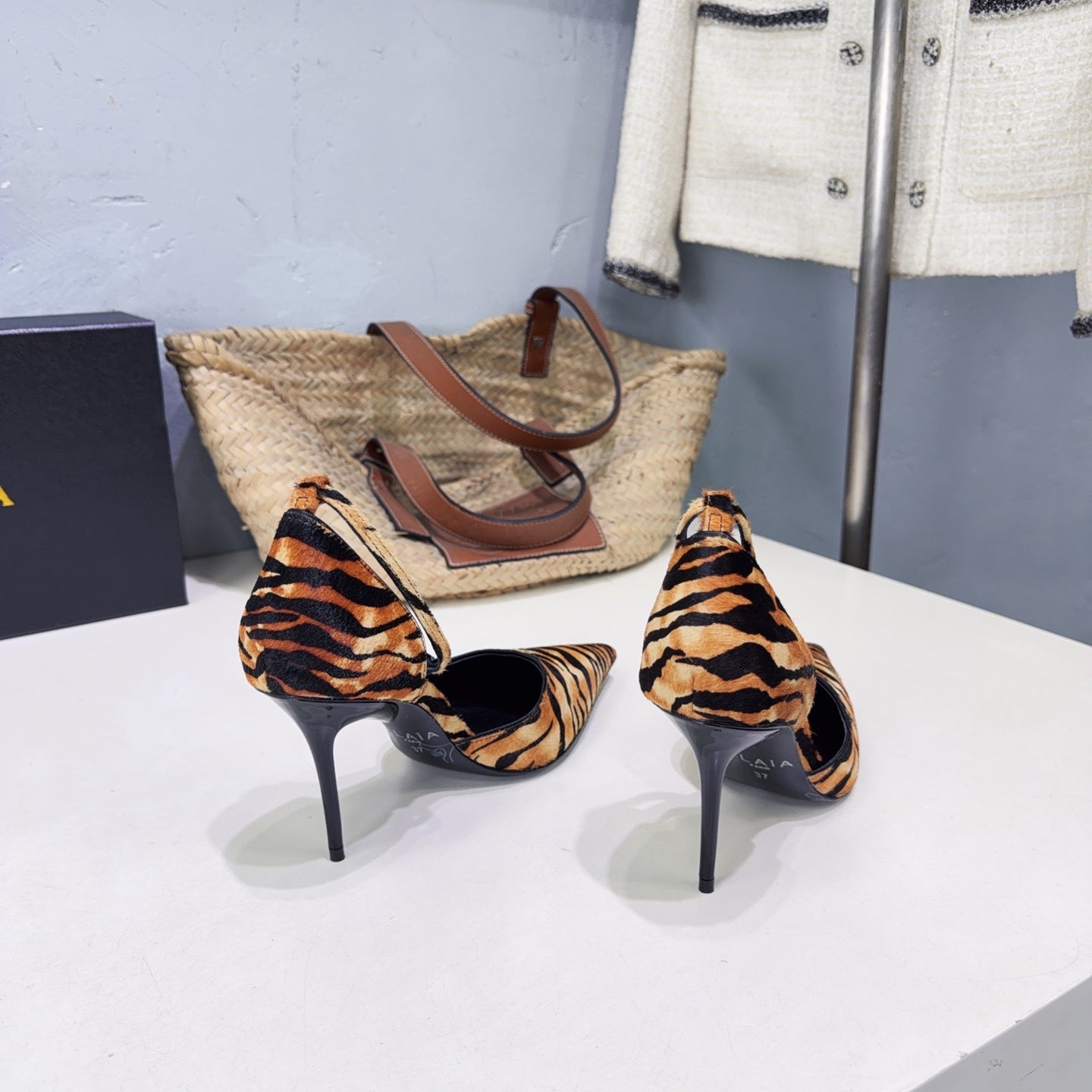 Alaia Drop Pumps 10cm Leopard Printed Suede 674290