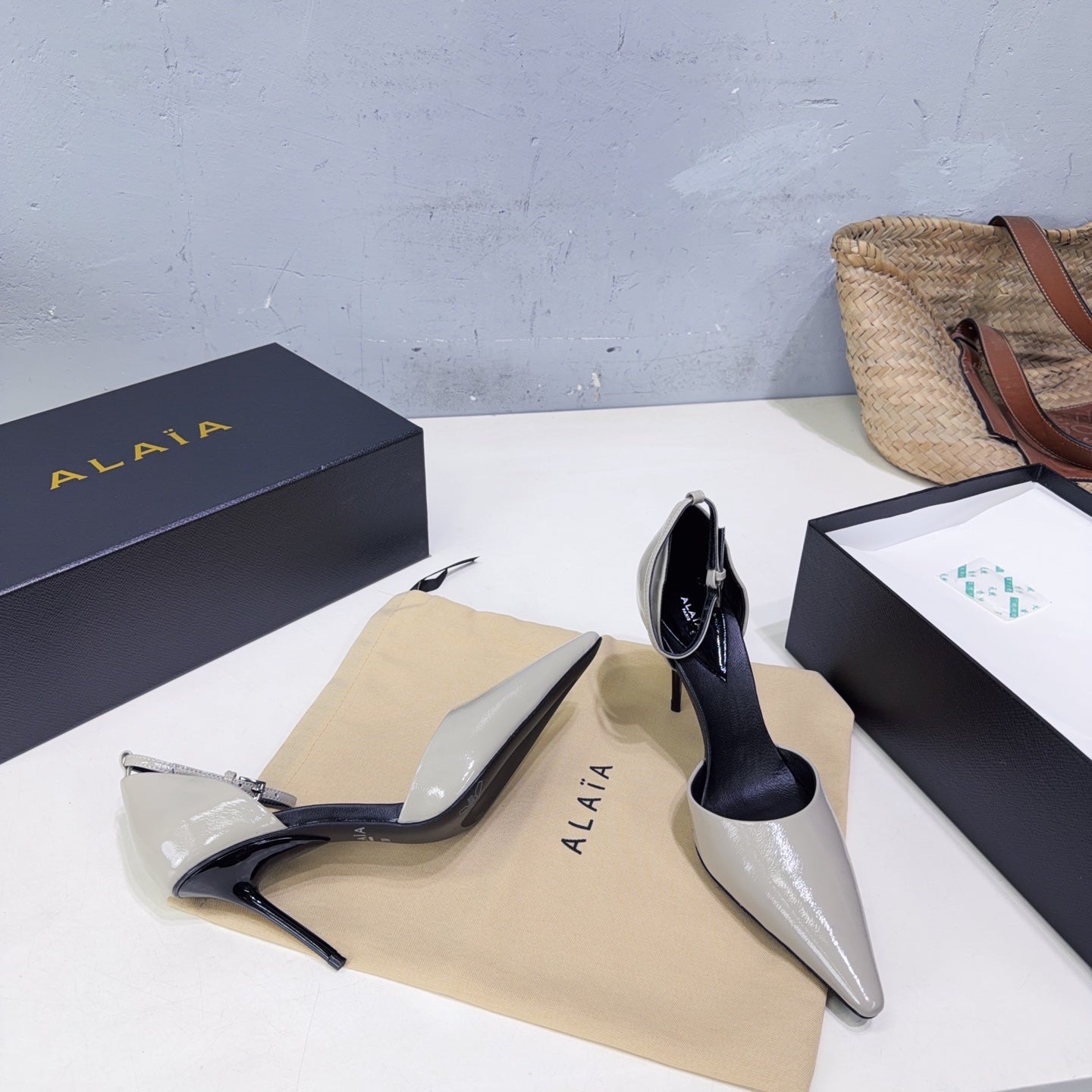 Alaia Drop Pumps 10cm Grey Glossy Leather 674293