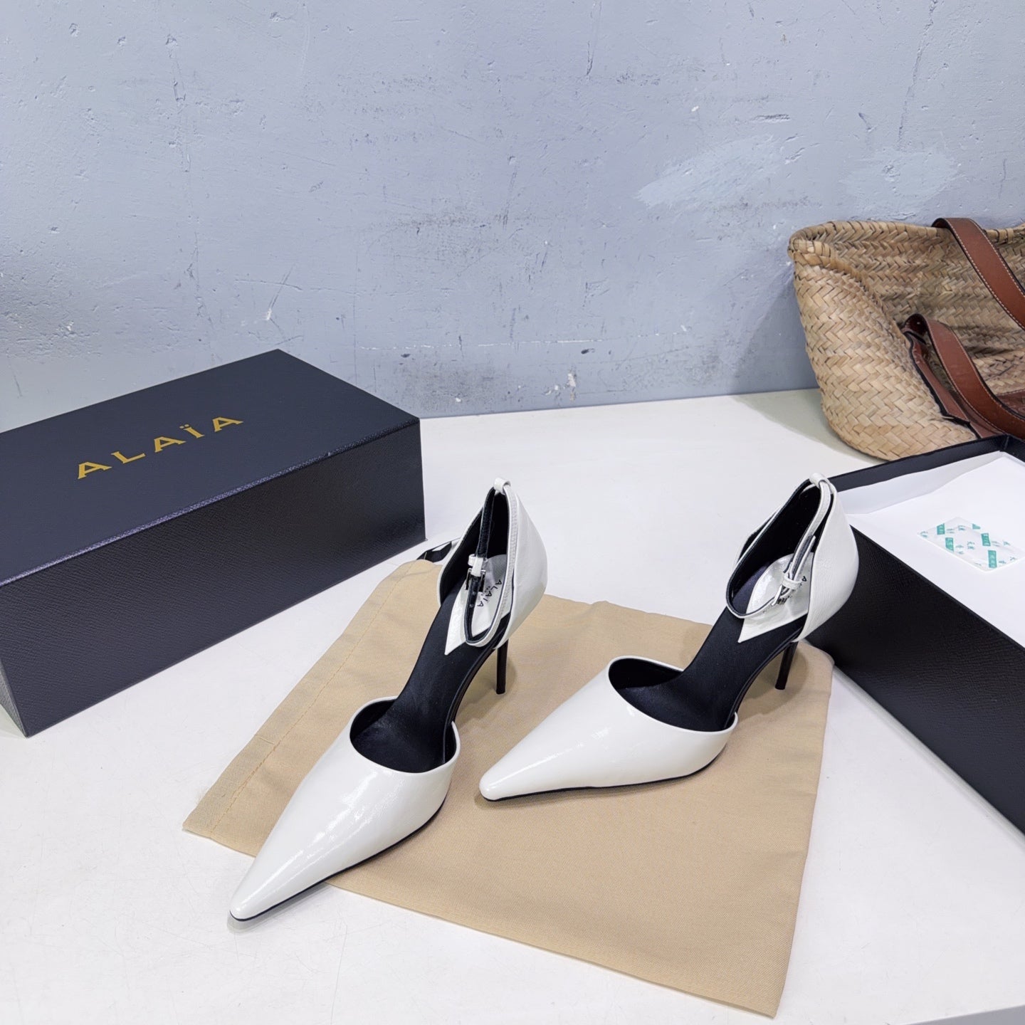 Alaia Drop Pumps 10cm White Glossy Leather 674294