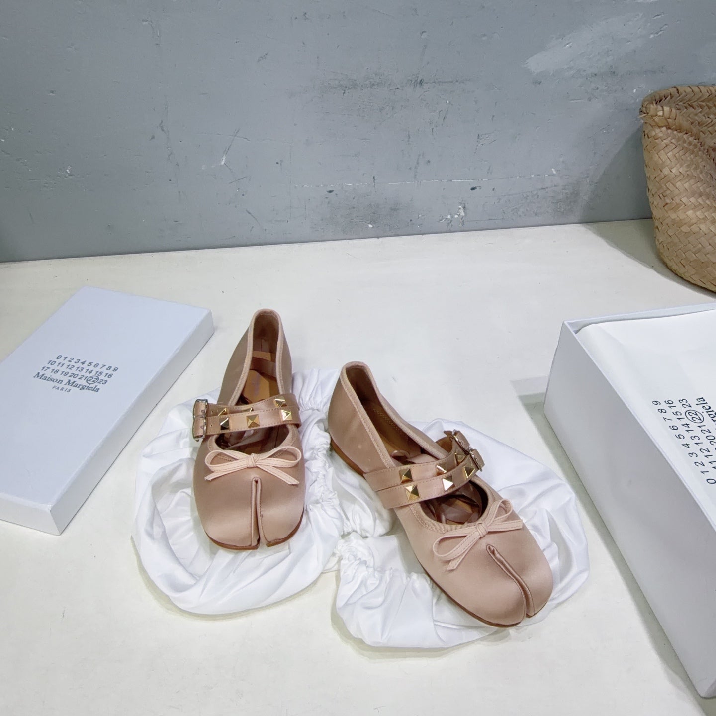 MM6 Strappy Split-Toe Ballerina Beige Satin 893692
