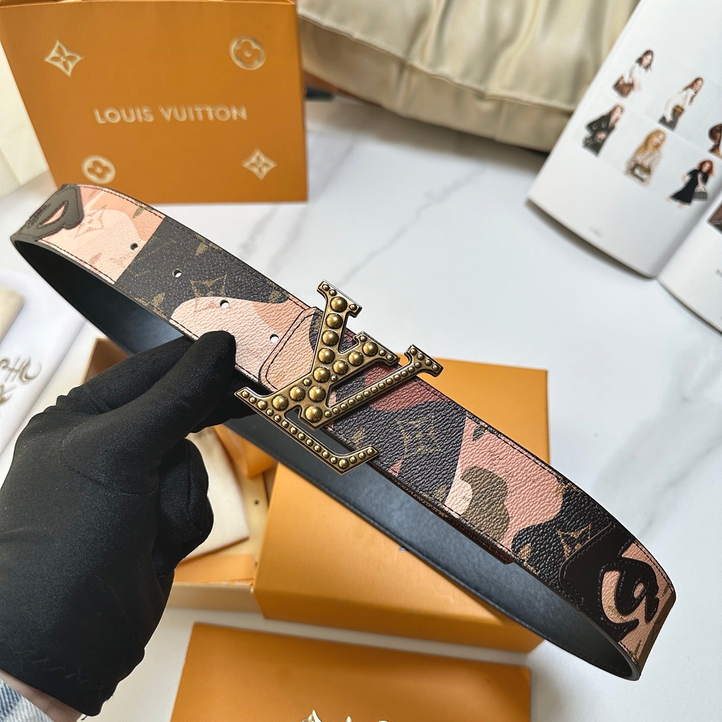 LV Initials 40mm Reversible Belt Comic Partten Calfskin 200648