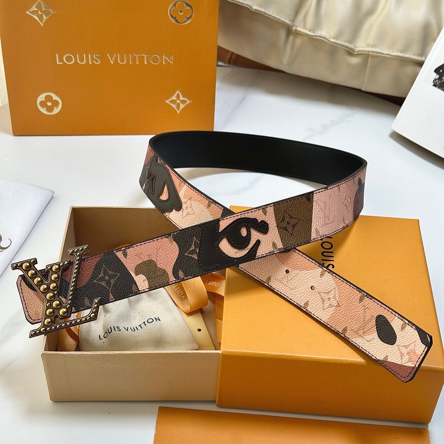 LV Initials 40mm Reversible Belt Comic Partten Calfskin 200648