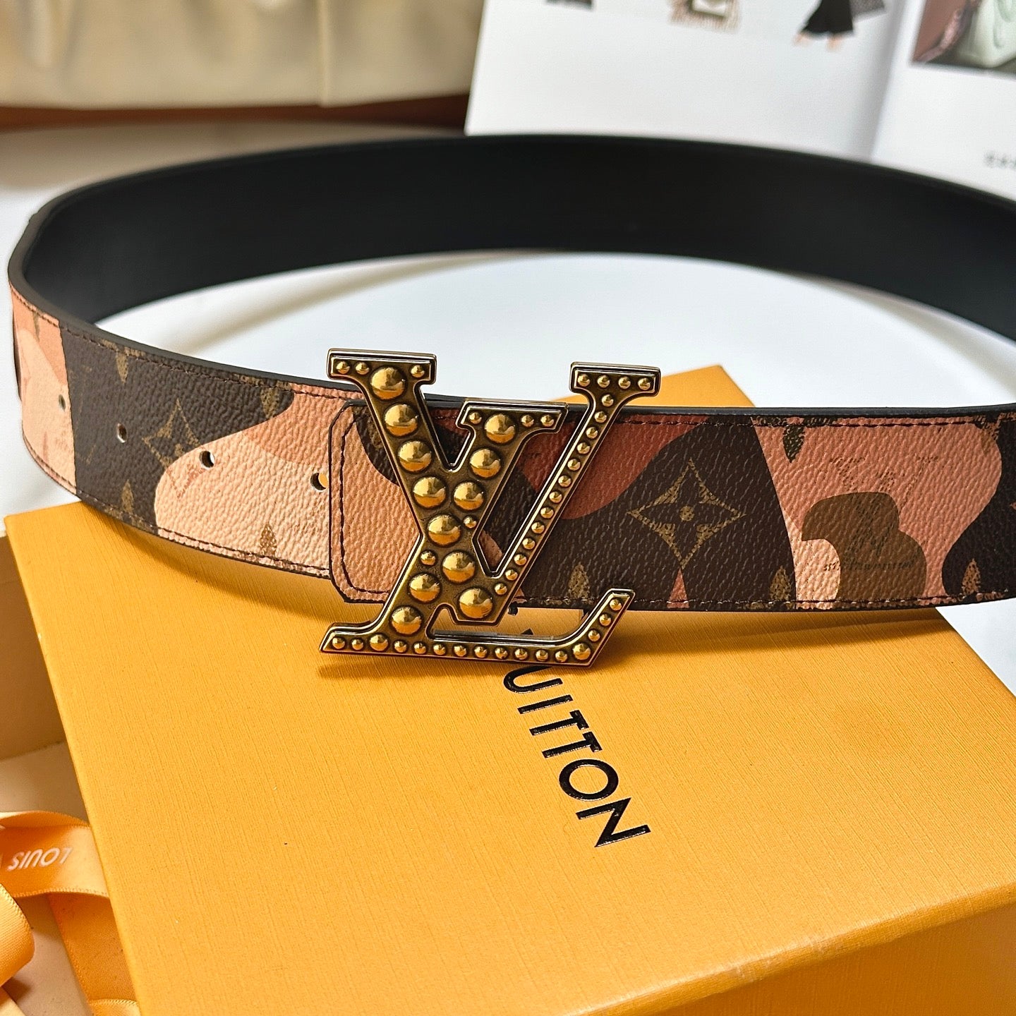LV Initials 40mm Reversible Belt Comic Partten Calfskin 200648