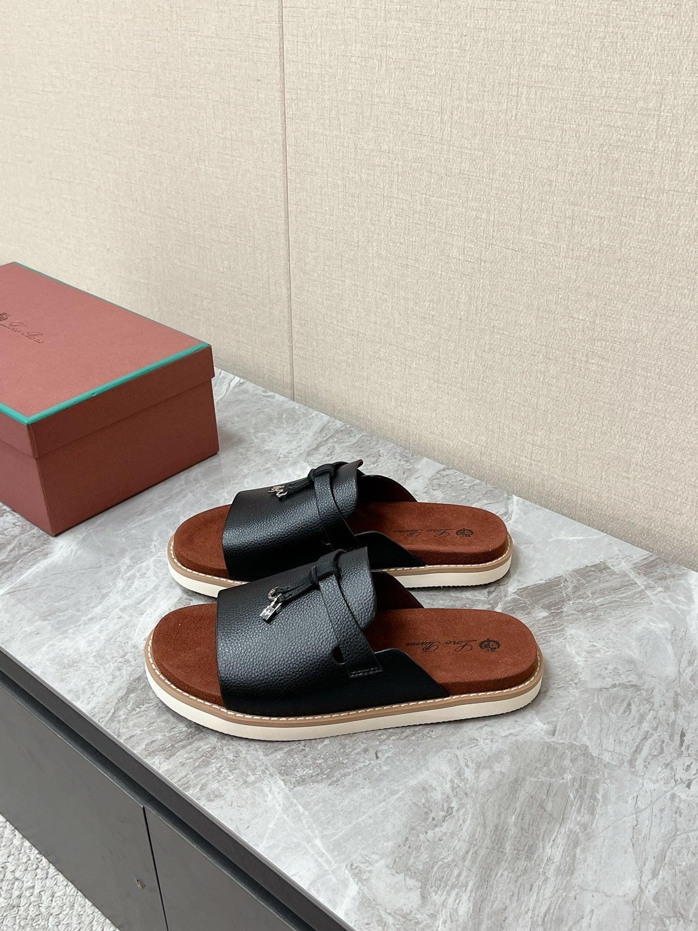 LP 26s Men’s Lock Mule Slides In Black Grained Calfskin Silver Hardware