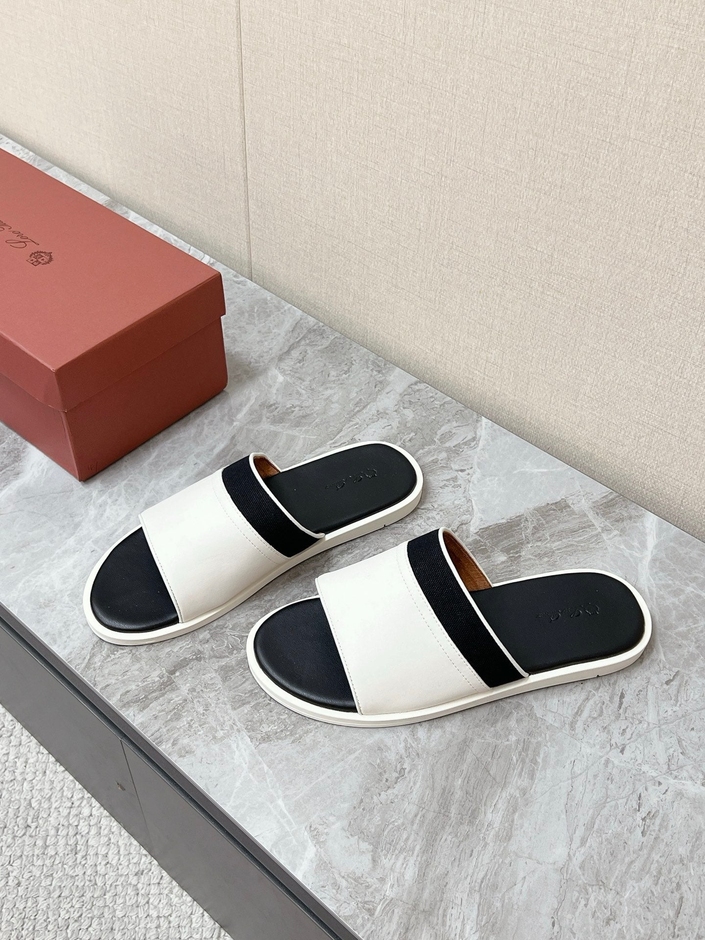 LP 26s Men’s Cutout Slides In Black Calfskin