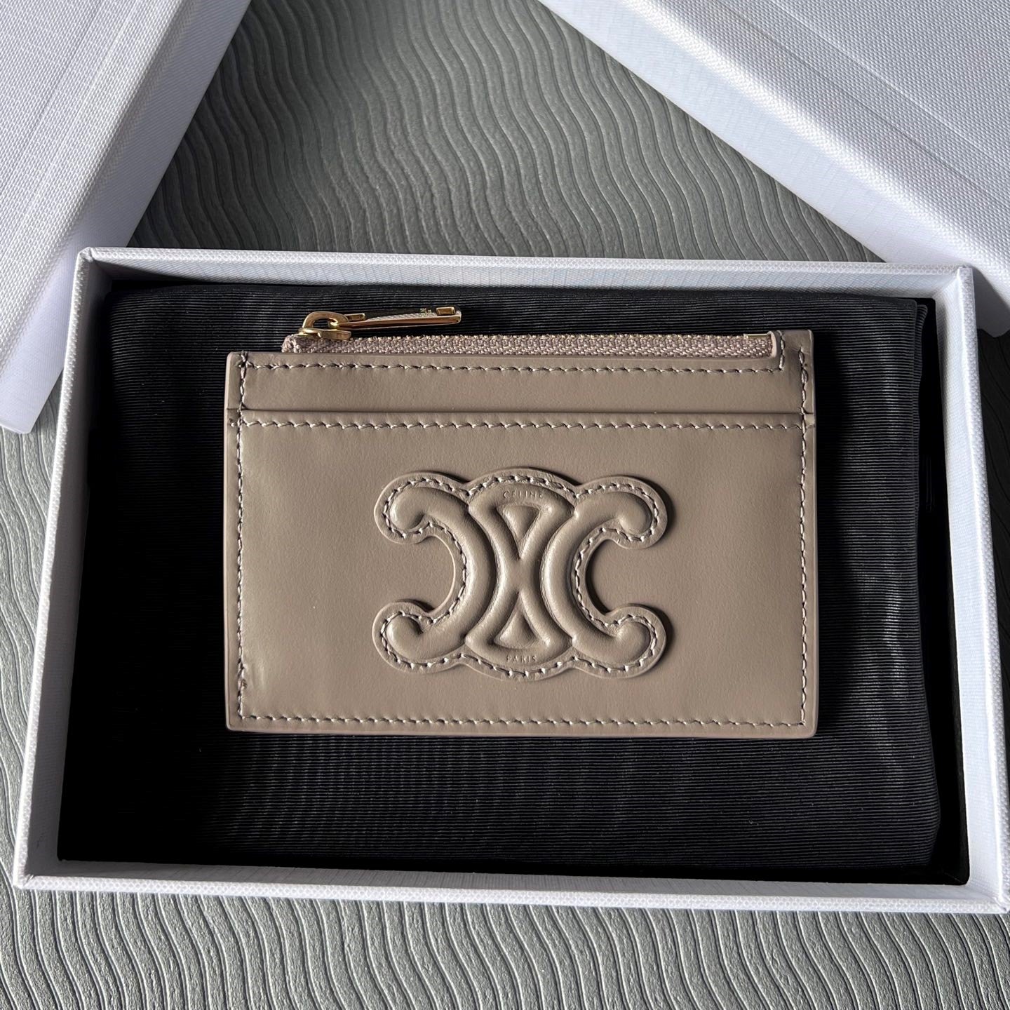 TRIOMPHE Zipped Card Holder Modern Taupe Cowhide Leather