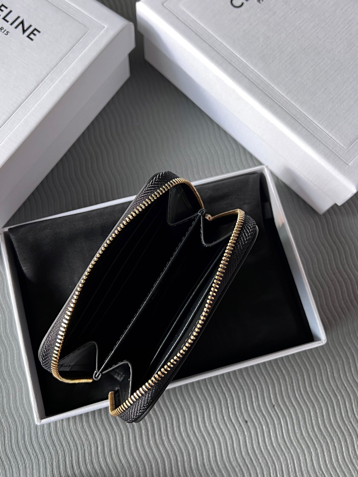 TRIOMPHE Compact Zipped Wallet Black Cowhide Leather