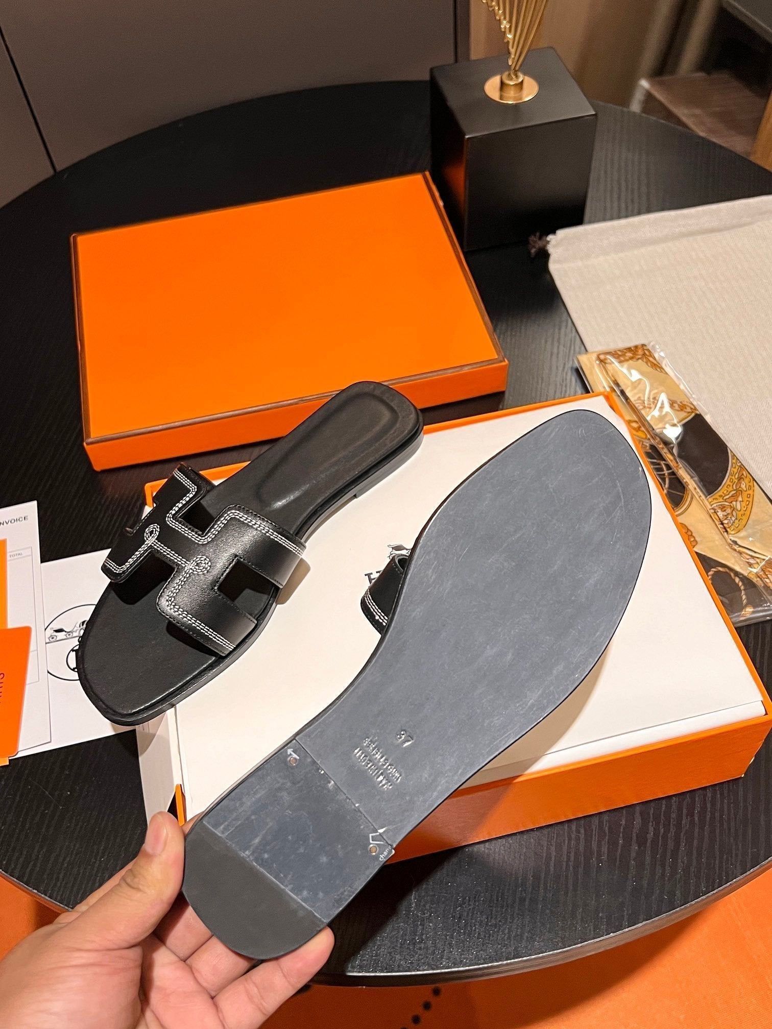 0RAN SANDAL Calfskin Black