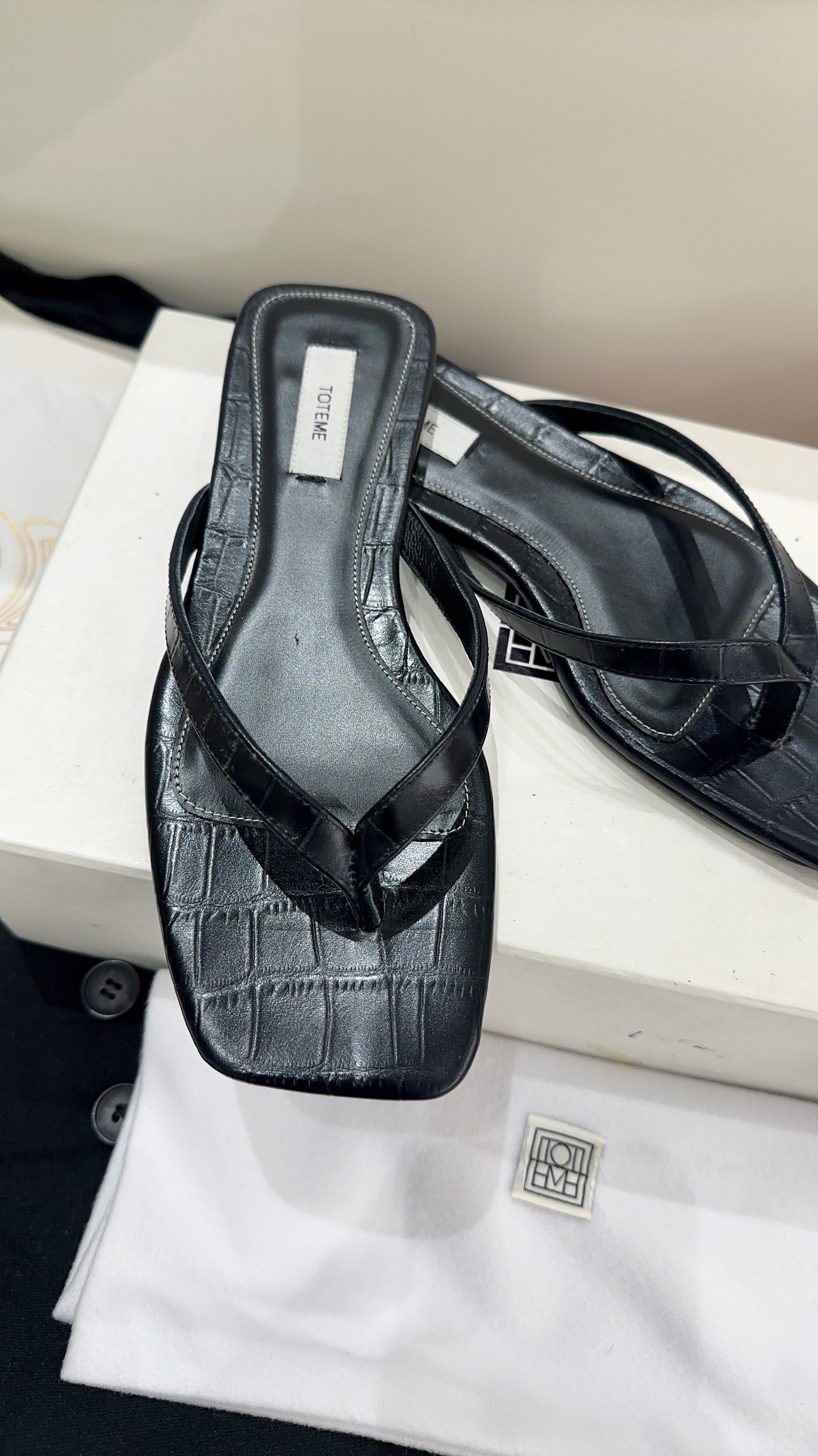 Toteme Thong Sandals Black Croc-Effect Leather 751656