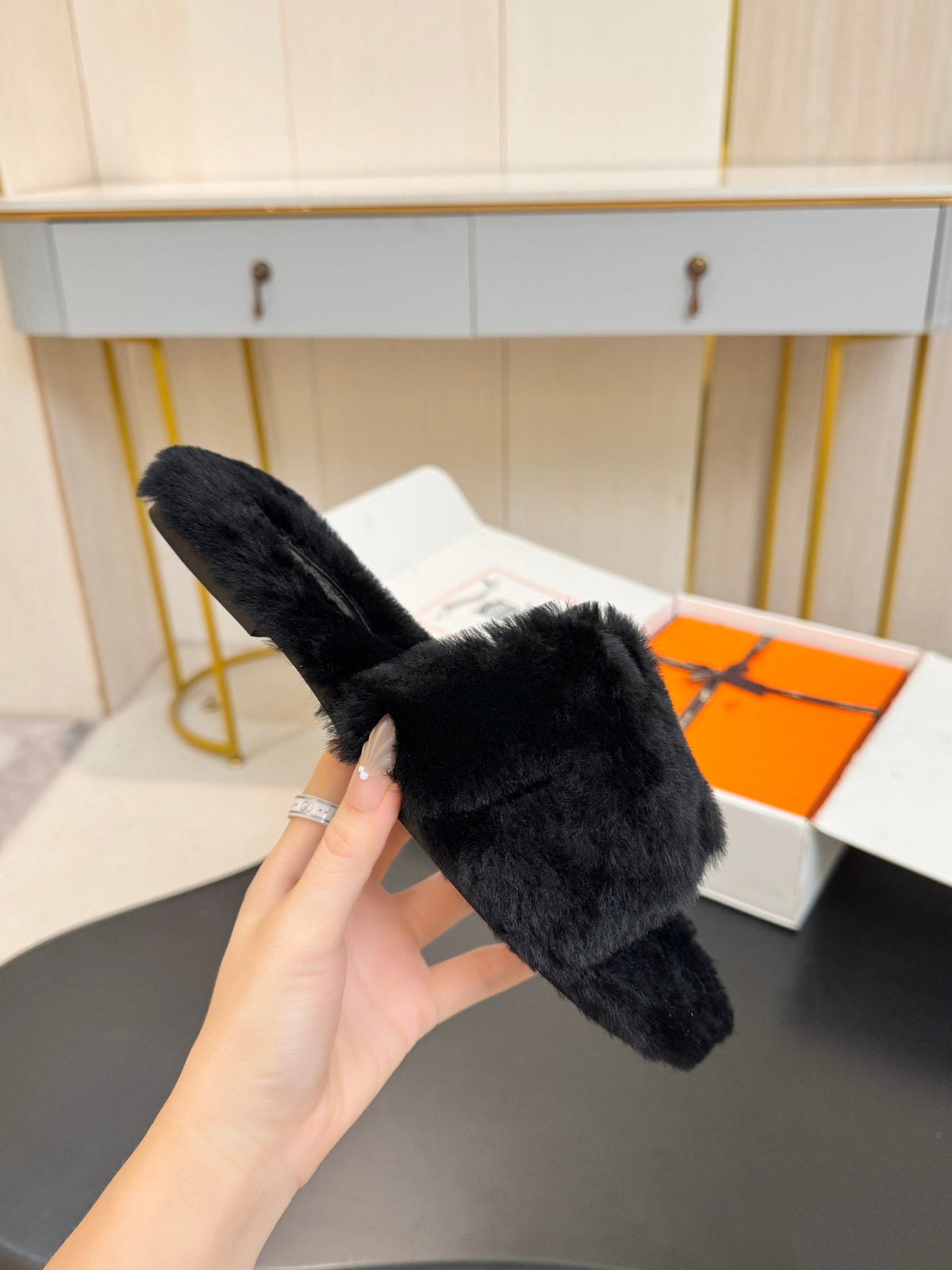 HM Oran Fluffy Slide Black Shearling 200024