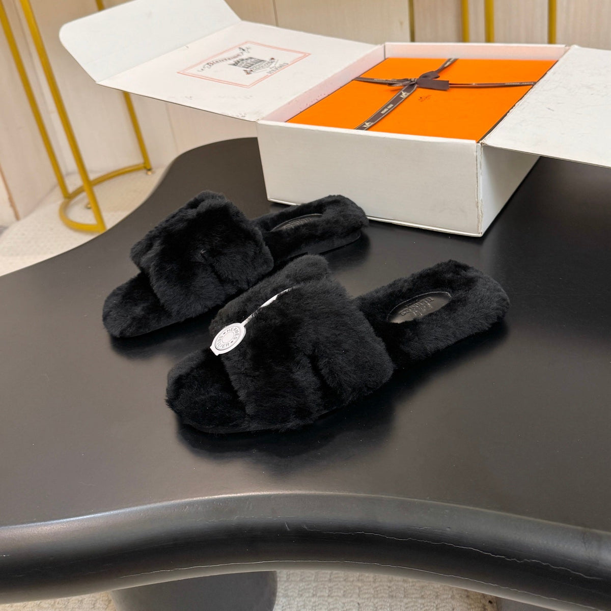 HM Oran Fluffy Slide Black Shearling 200024