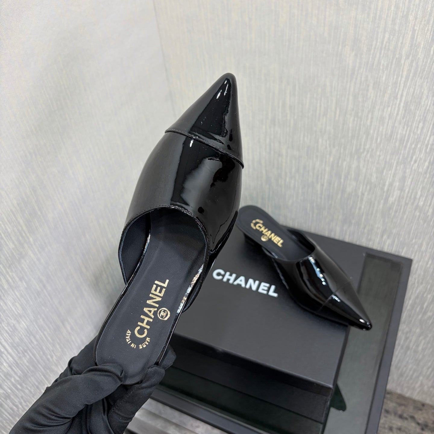 CC 2026 Pointed Toe Mule 4cm Black Patent Leather 688711