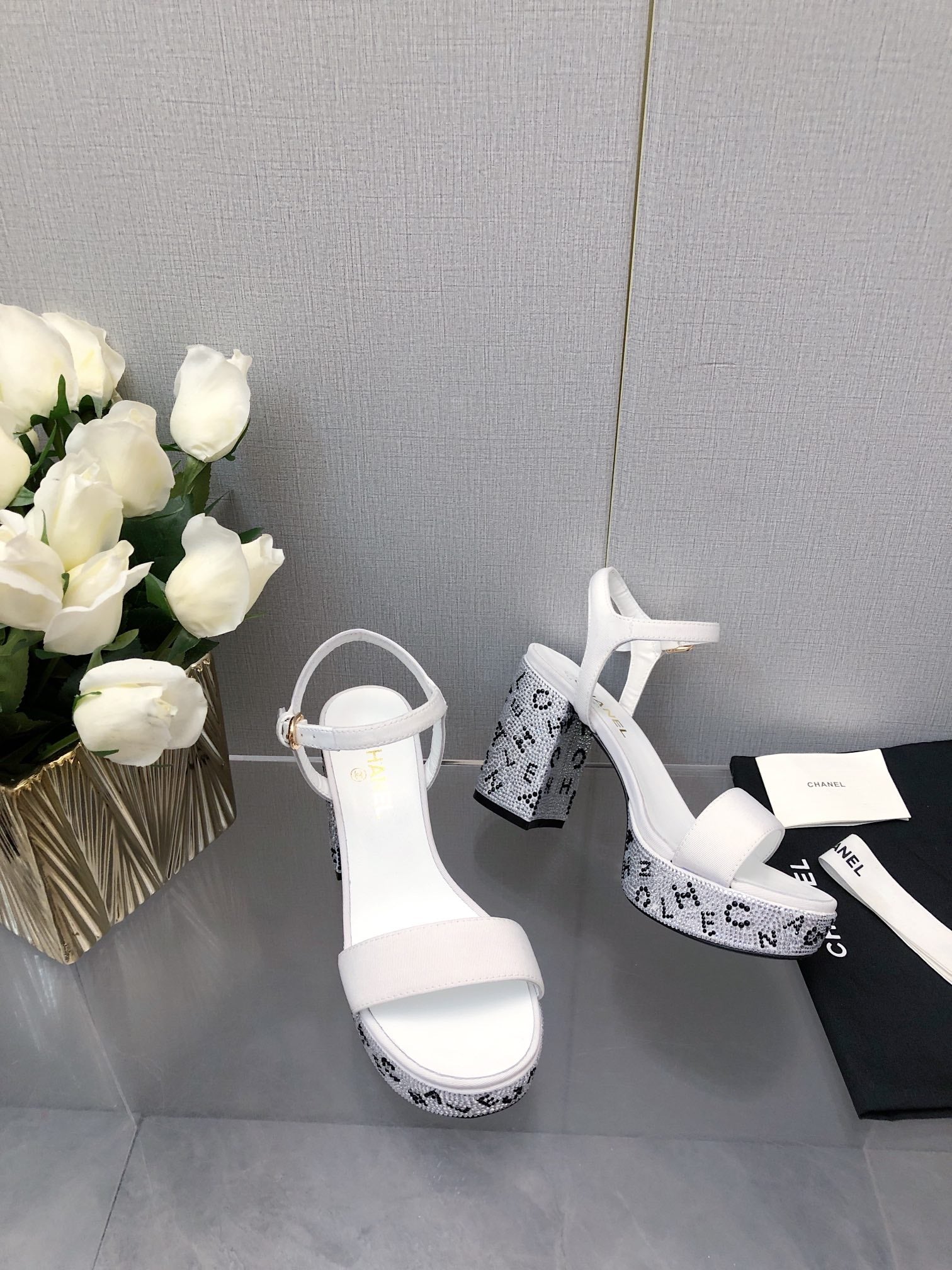 BLOCK HEEL WITH CRYSTAL 9 CM SANDAL IN WHITE FABRIC