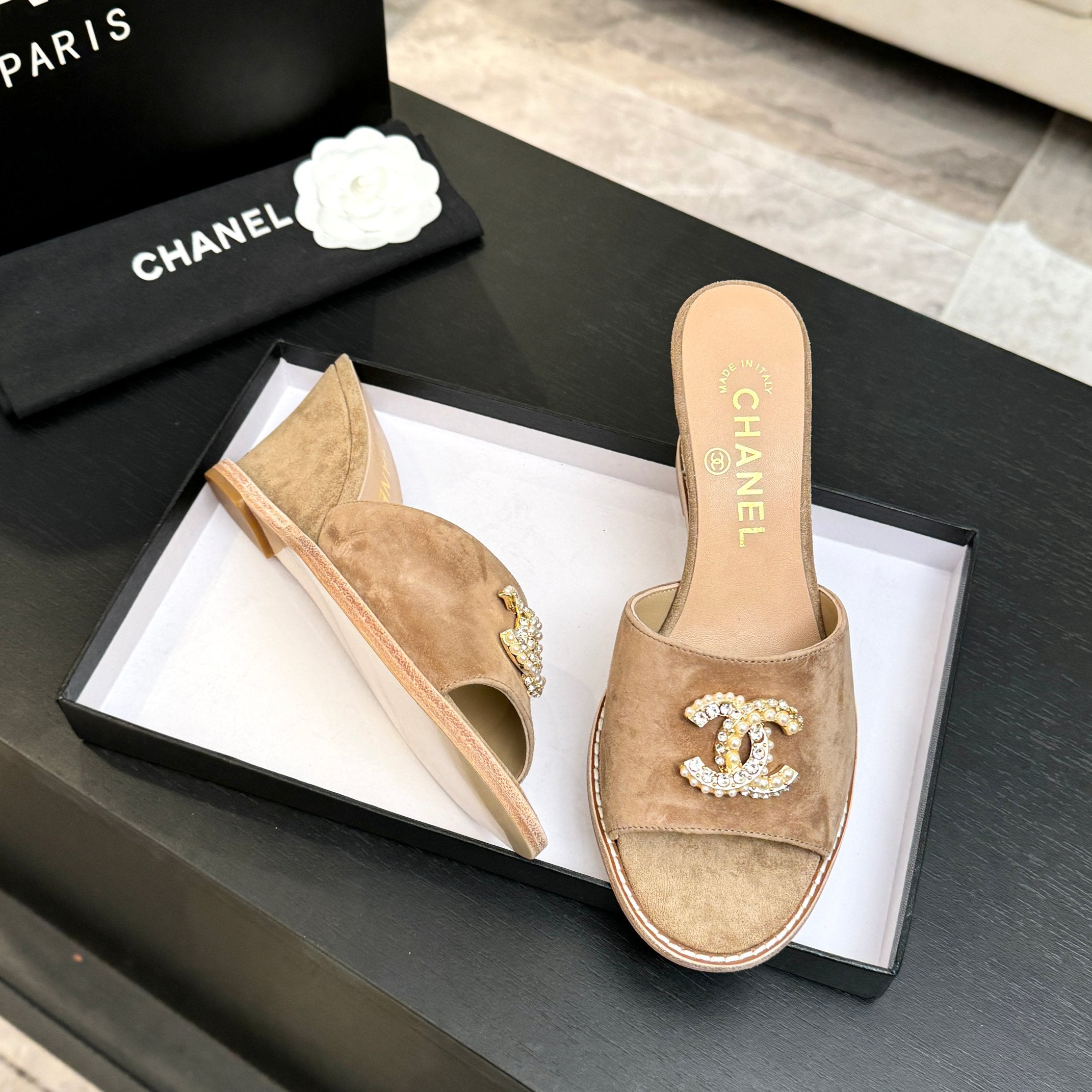 CC 26C Wedge Sandals Brown Gold Suede 672981