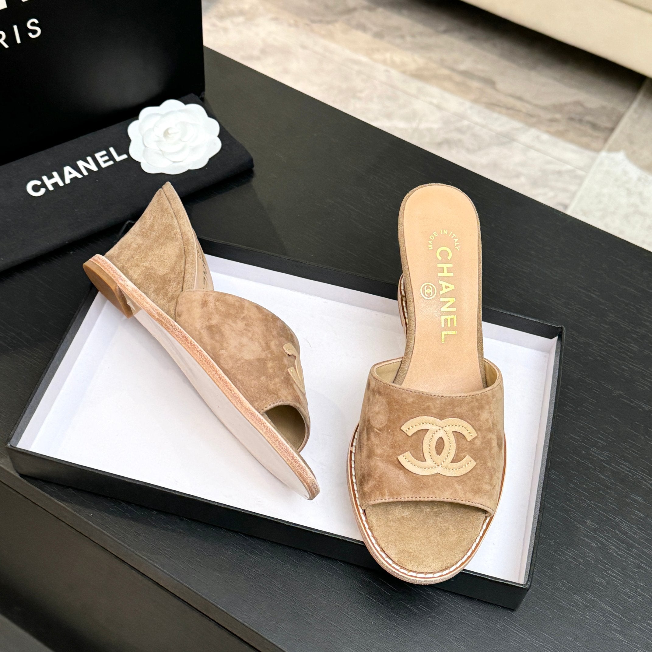 CC 26C Wedge Sandals Brown Suede 672987