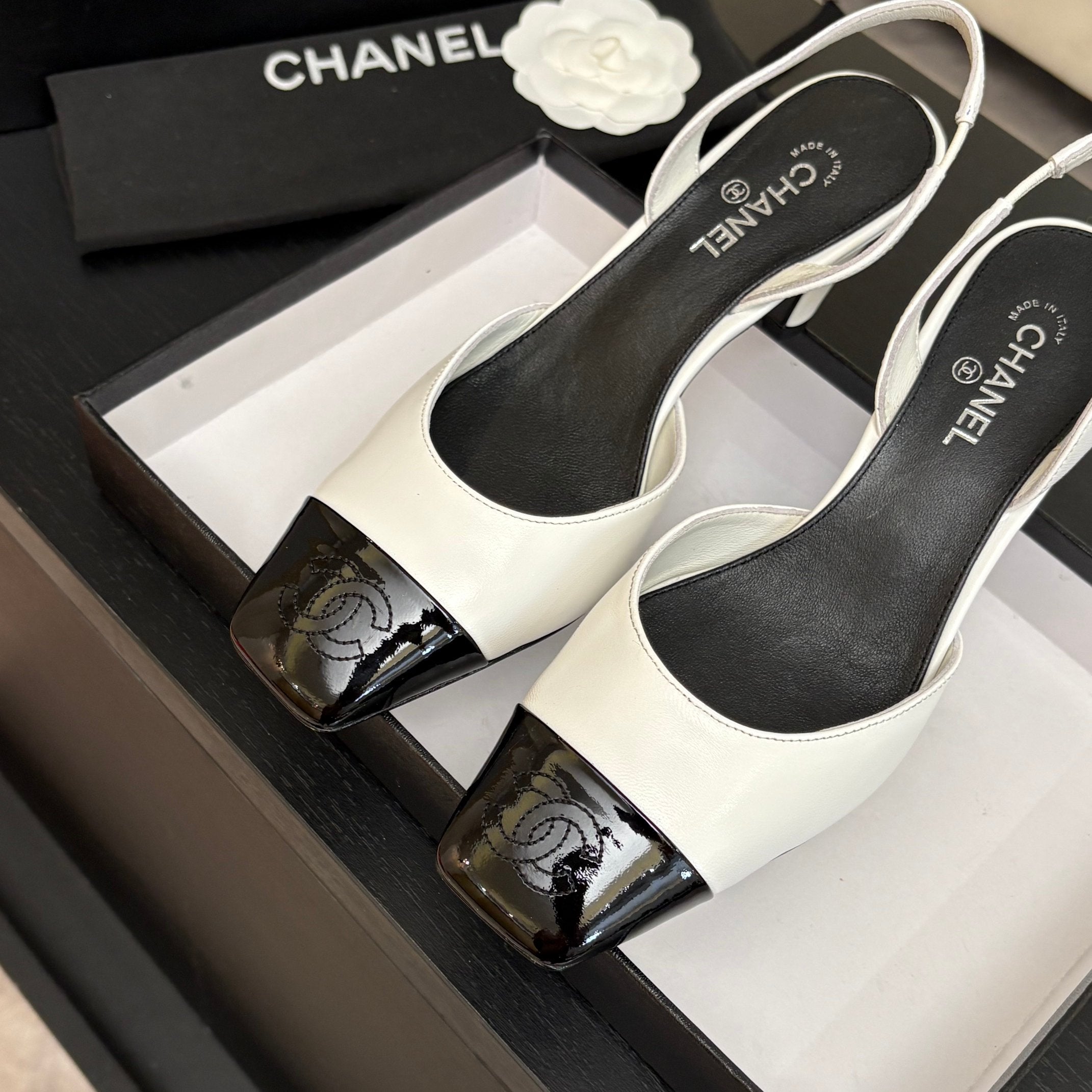 CC 26s Square Cap Toe Slingback 7cm Black White Lambskin Patent Leather 958030