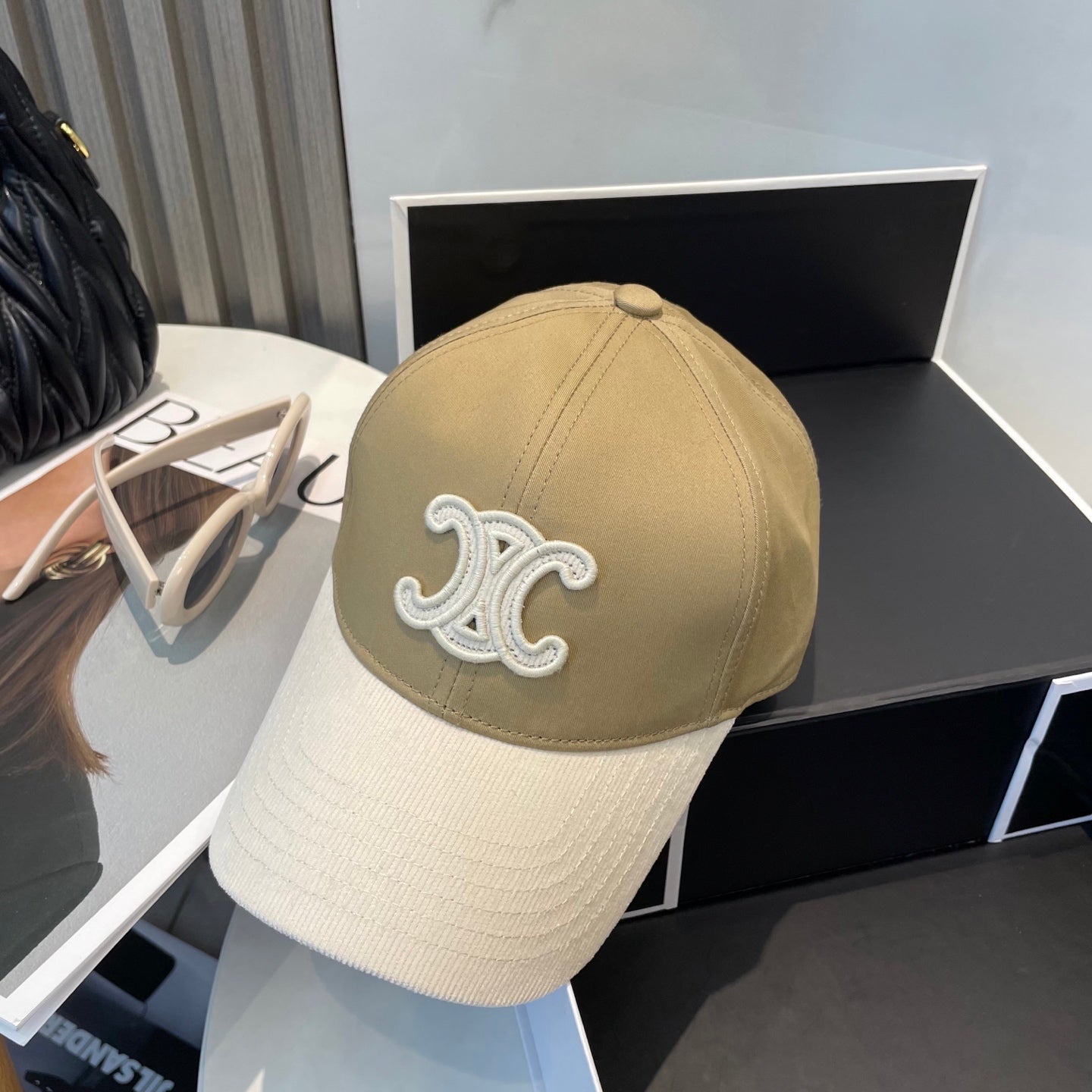 BASEBALL CAP MODEL 652407 IN OLIVE GREEN AND WHITE FABRIC