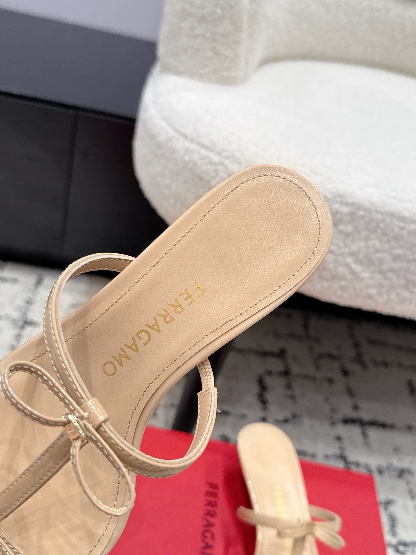 Ferragamo 26s T-strap Slippers Beige Leather 923514
