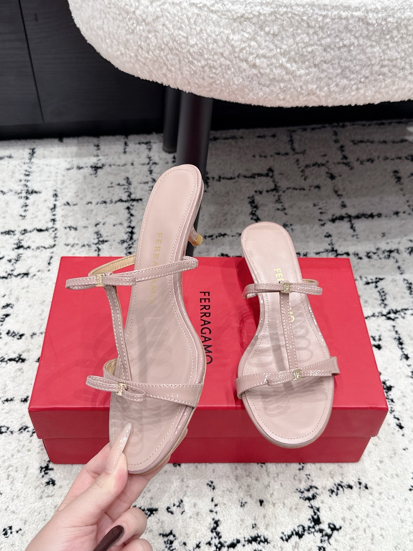 Ferragamo 26s T-strap Slippers Light Pink Leather 923515