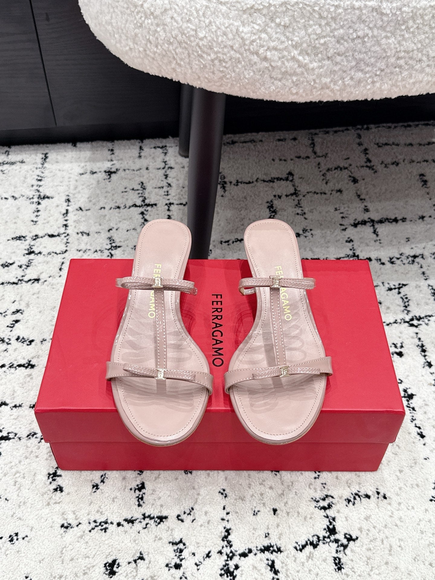 Ferragamo 26s T-strap Slippers Light Pink Leather 923515