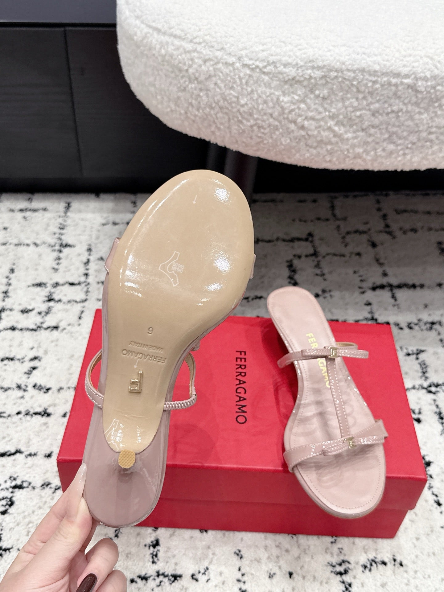 Ferragamo 26s T-strap Slippers Light Pink Leather 923515