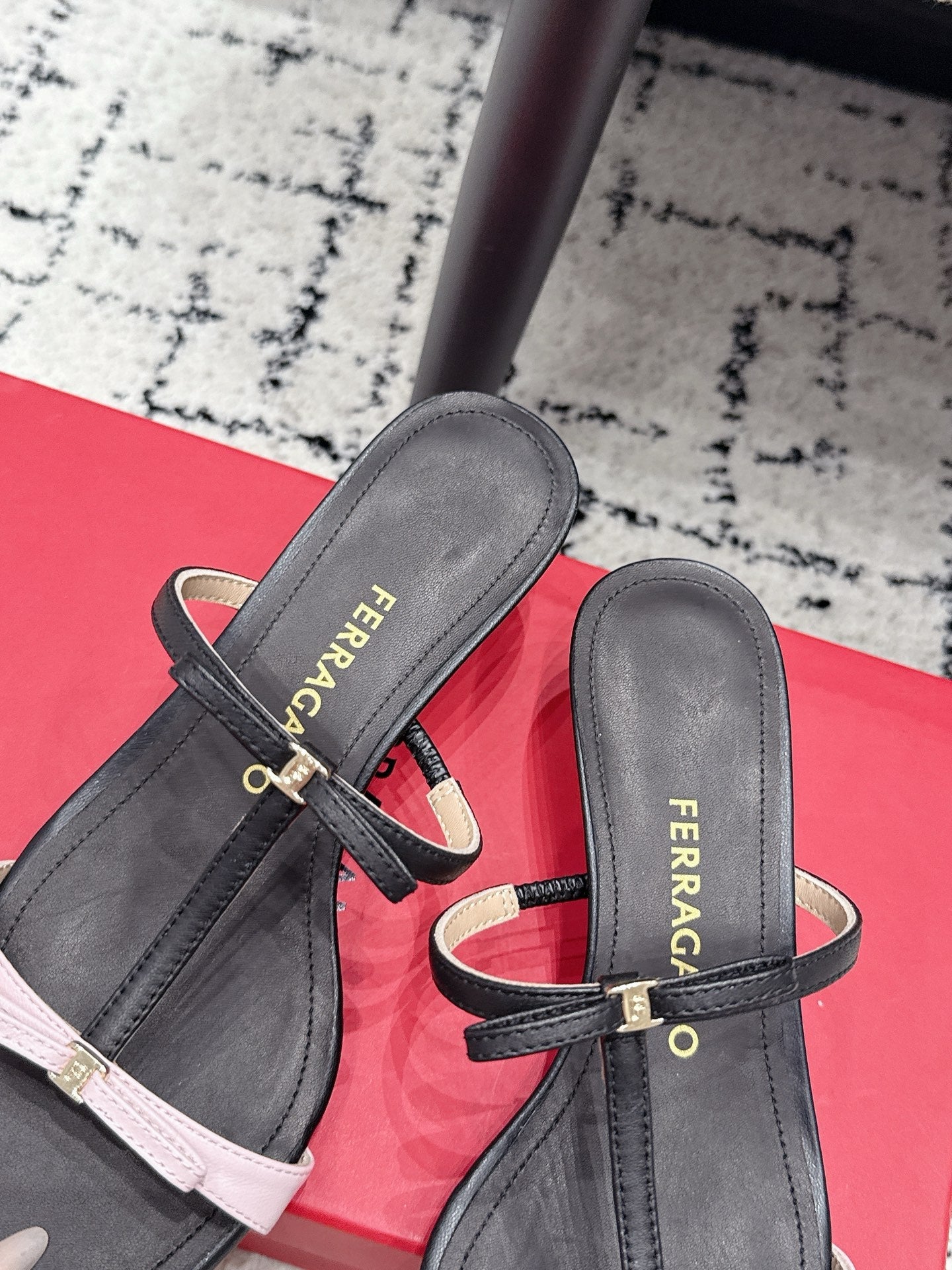 Ferragamo 26s T-strap Slippers Black Leather 923516