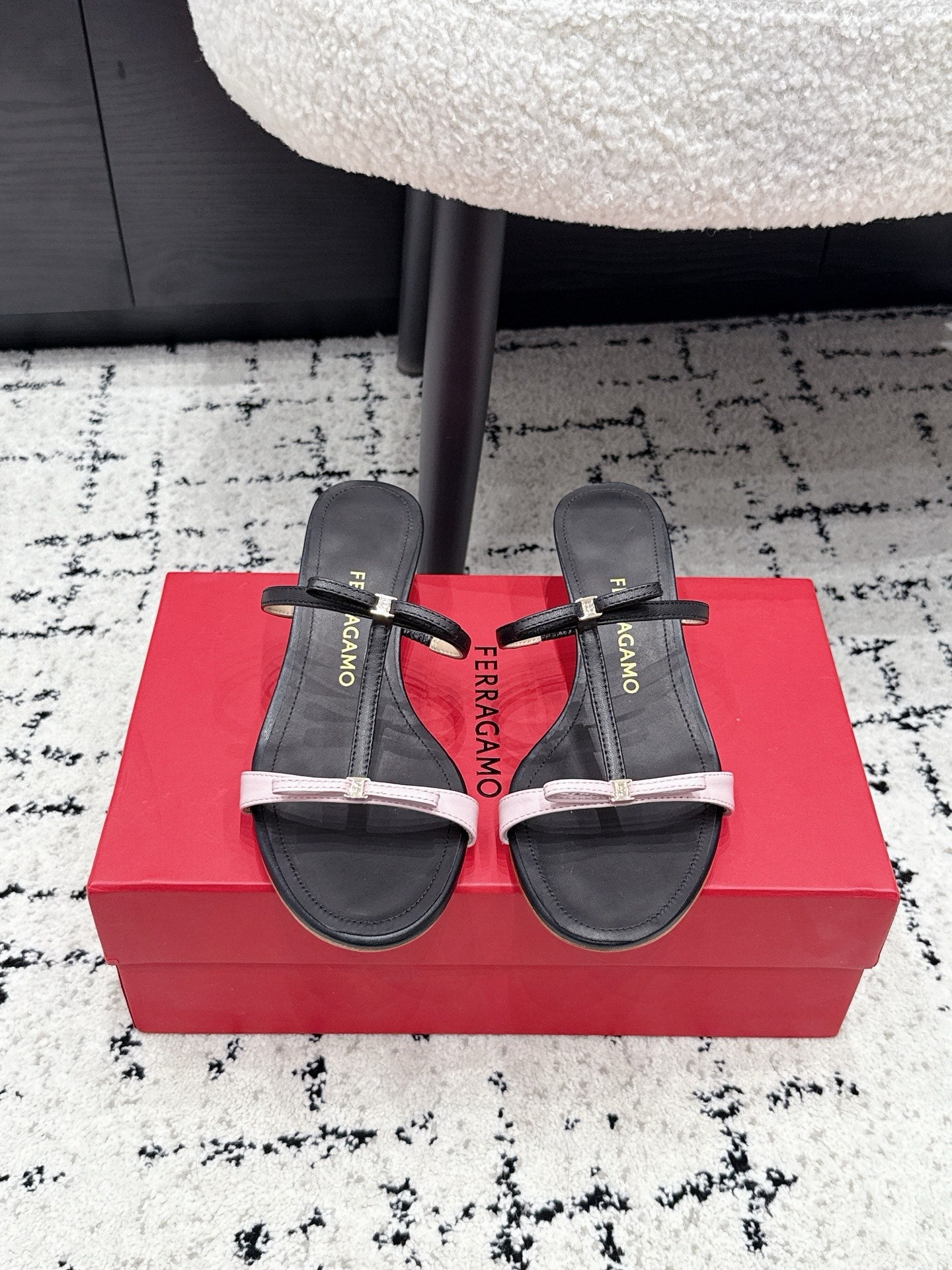 Ferragamo 26s T-strap Slippers Black Leather 923516