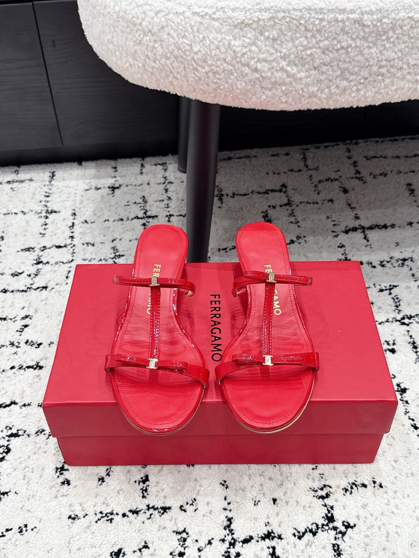 Ferragamo 26s T-strap Slippers Red Leather 923517