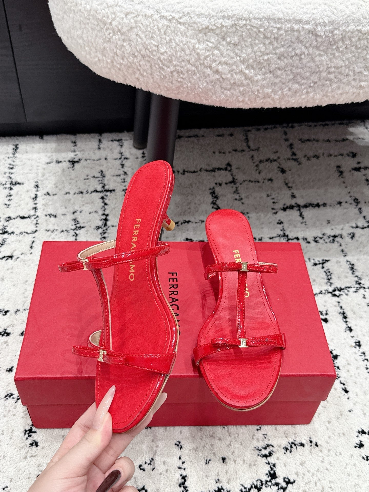 Ferragamo 26s T-strap Slippers Red Leather 923517