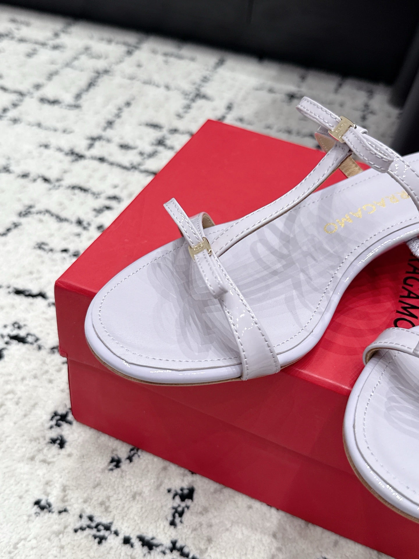 Ferragamo 26s T-strap Slippers White Leather 923518