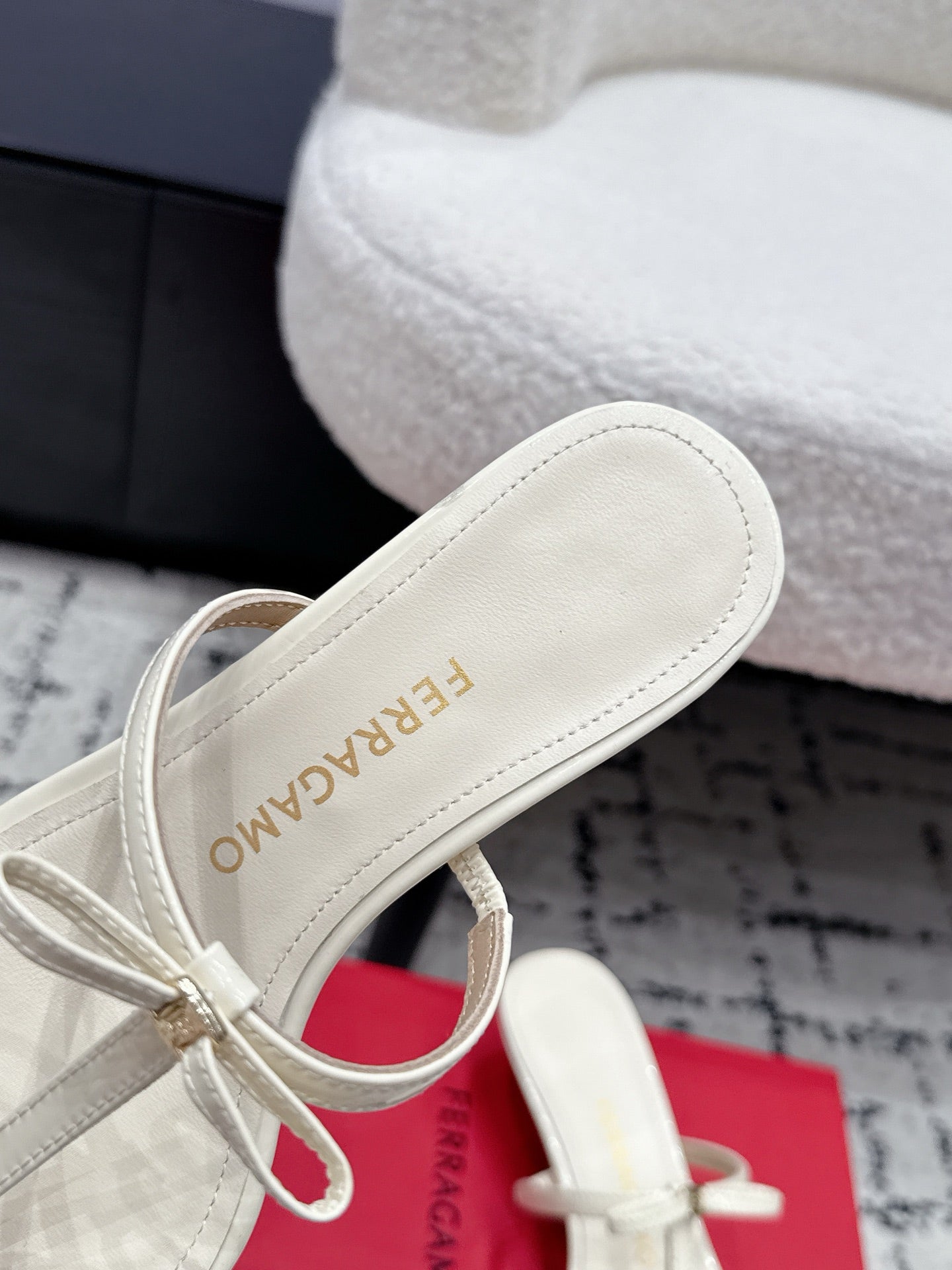 Ferragamo 26s T-strap Slippers Cream Leather 923519