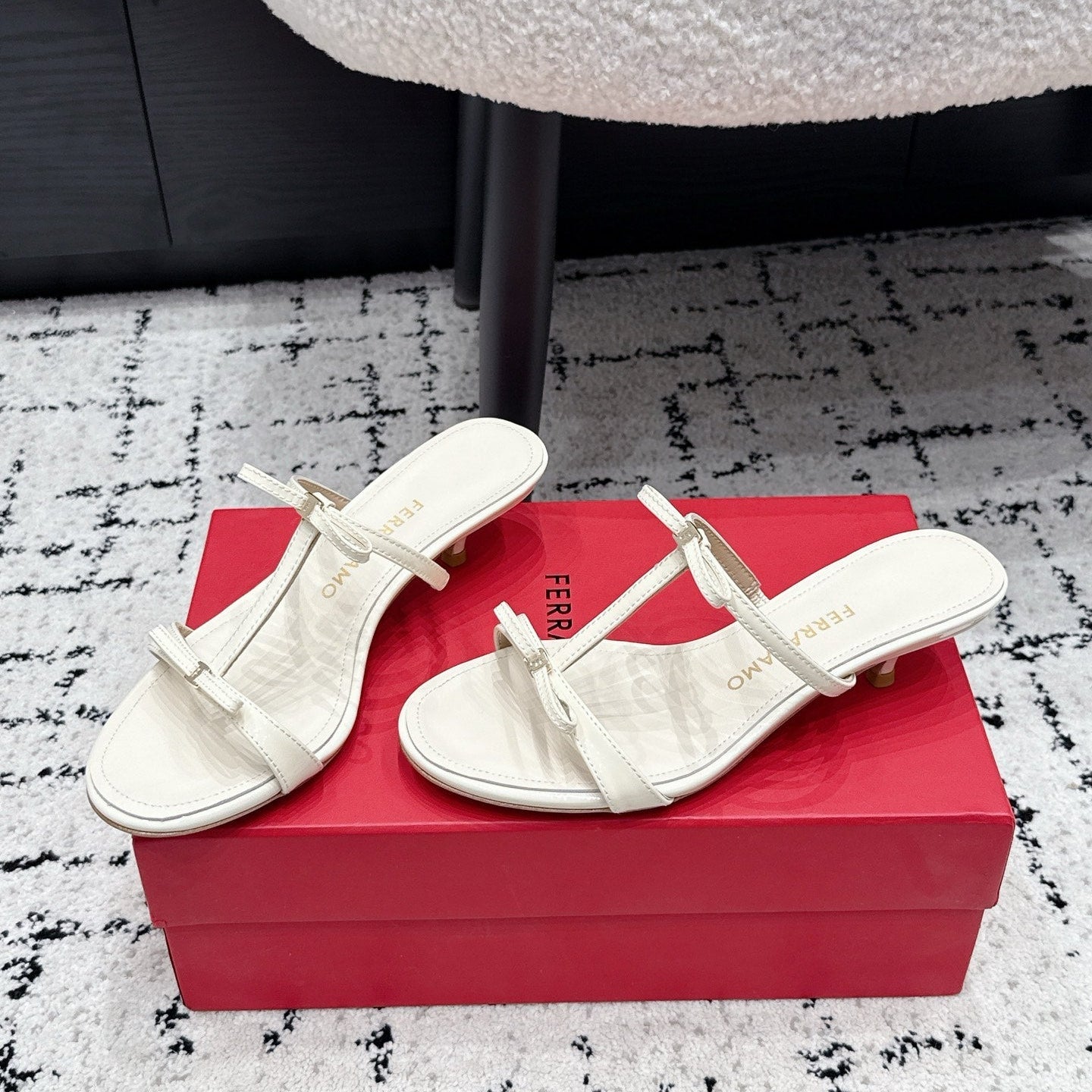 Ferragamo 26s T-strap Slippers Cream Leather 923519