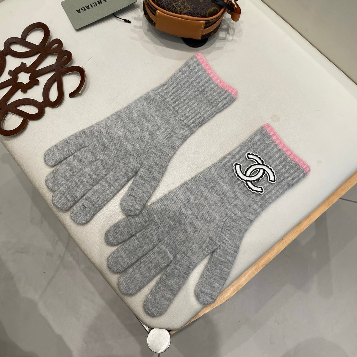 CC 26S CC Logo Full-Finger Gloves Grey Pink Wool 505729