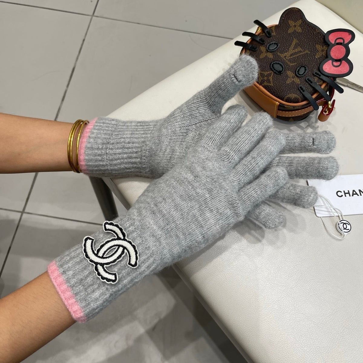 CC 26S CC Logo Full-Finger Gloves Grey Pink Wool 505729