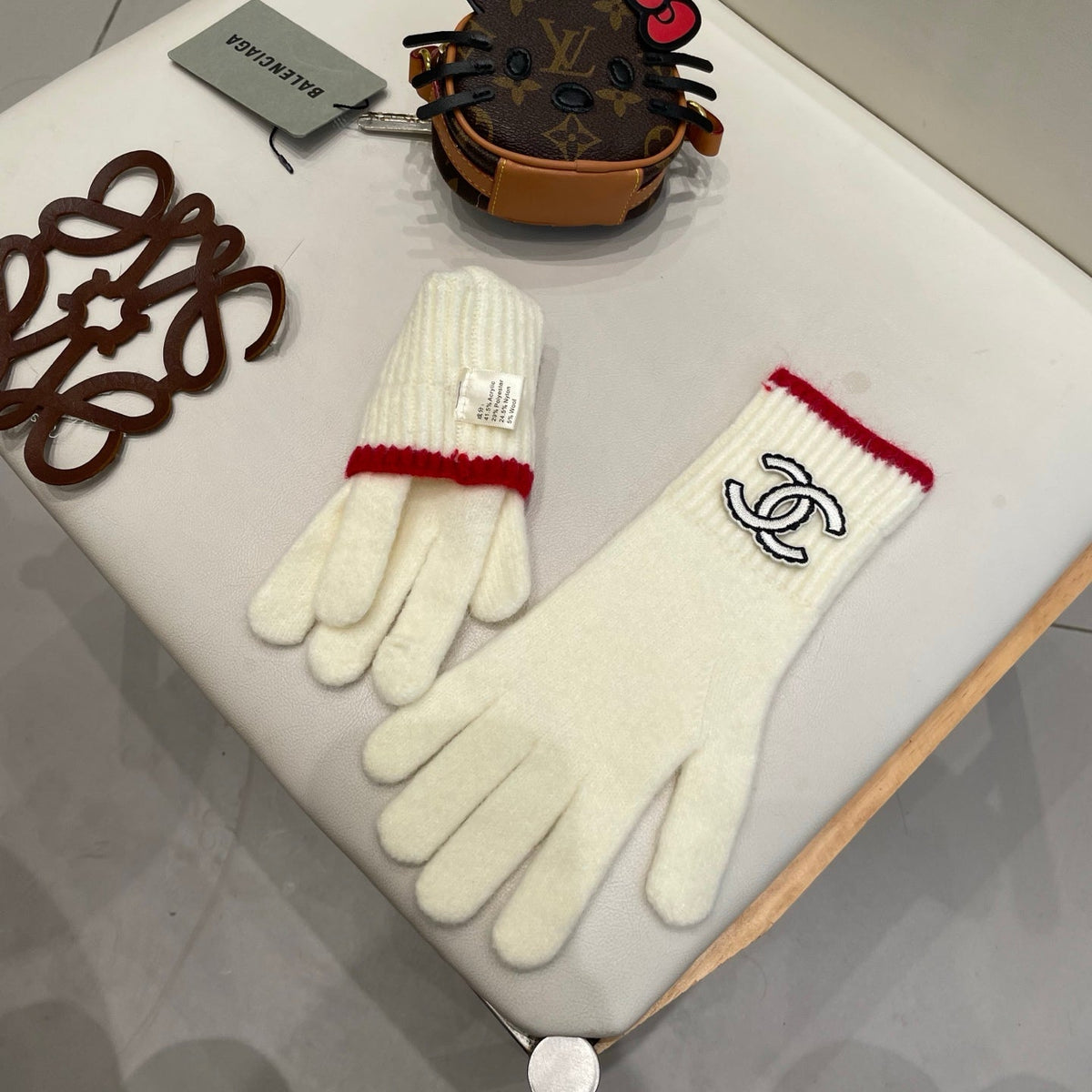 CC 26S CC Logo Full-Finger Gloves White Red Wool 505730