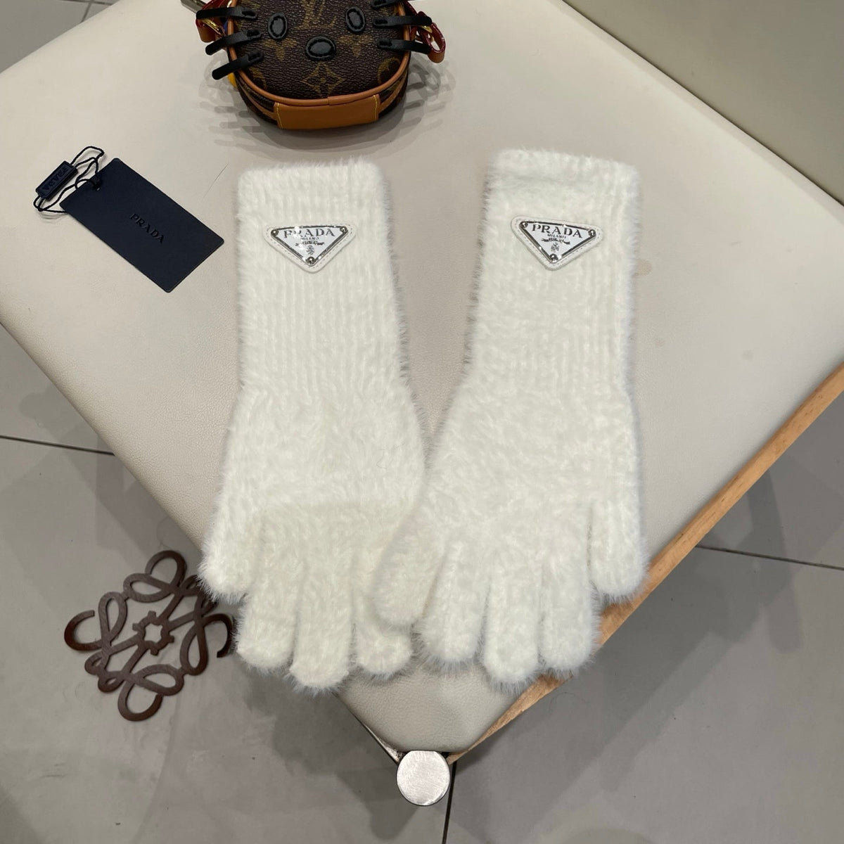 Prada 26S Triangle Logo Full-Finger Gloves White Fluffy Knit 505725